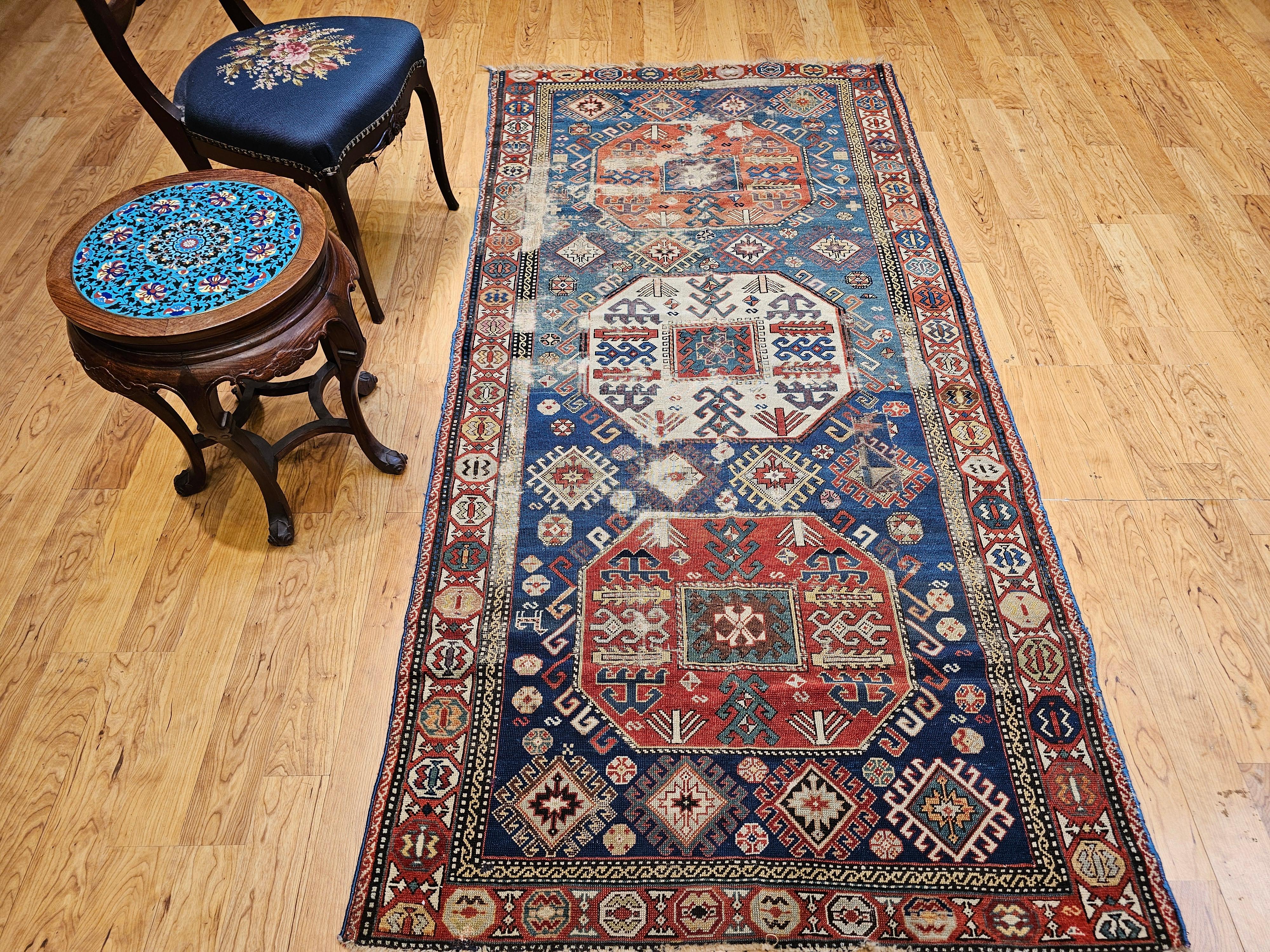 Tapis ancien du Caucase Kazak ou chemin de table en bleu, ivoire, rouge, vert en vente 8