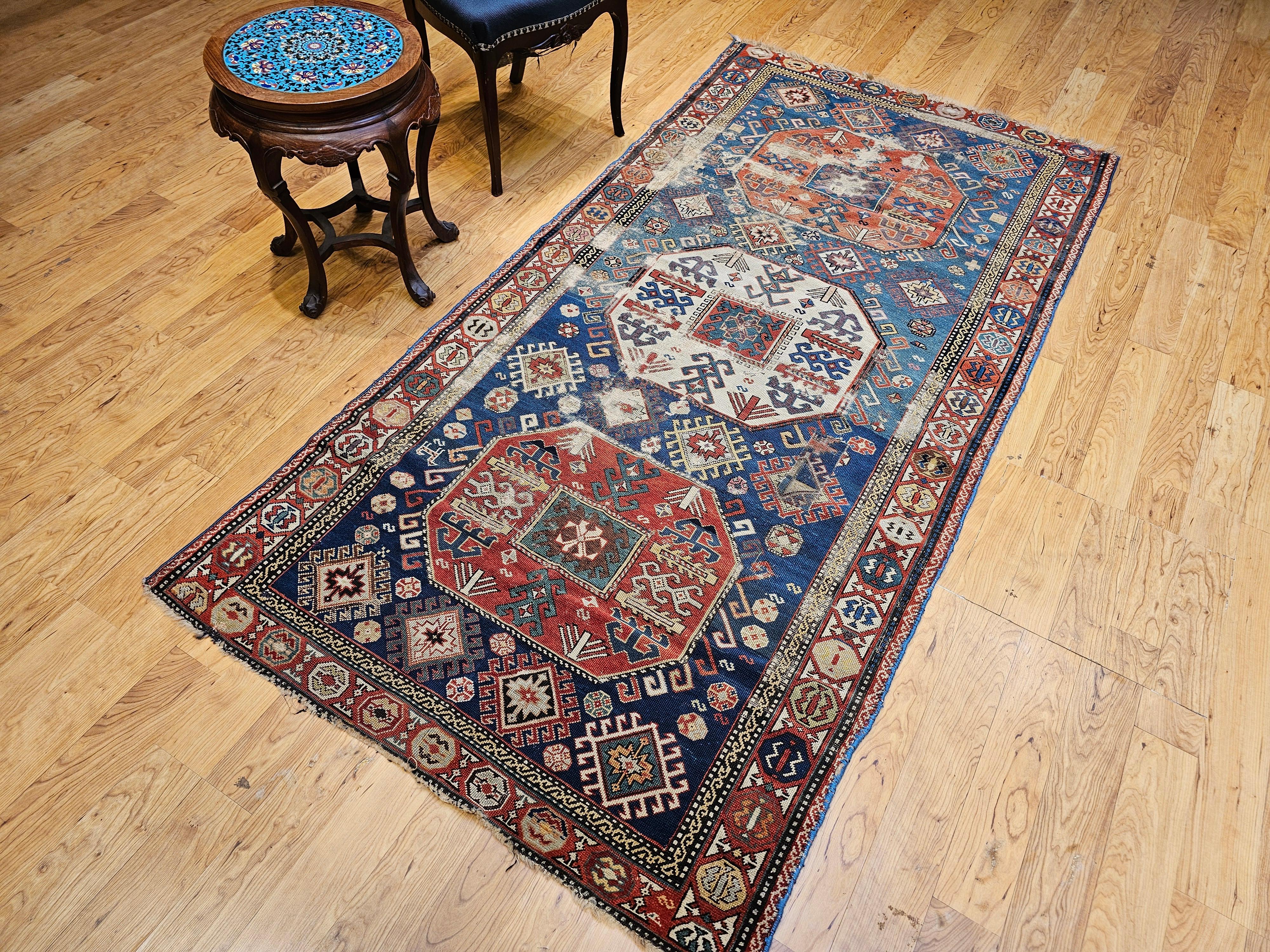 Tapis ancien du Caucase Kazak ou chemin de table en bleu, ivoire, rouge, vert en vente 9