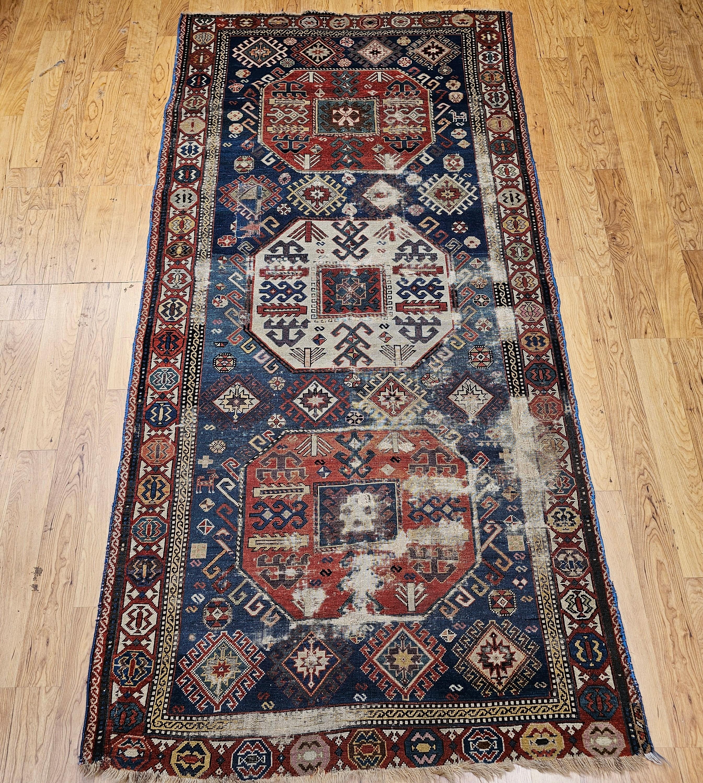Tapis caucasien Kazak noué à la main à la fin du 19e siècle, noué à la fin des années 1800. Très prisés pour leurs motifs géométriques audacieux et leur construction robuste, les Kazaks sont des éléments polyvalents qui s'intègrent à tous les