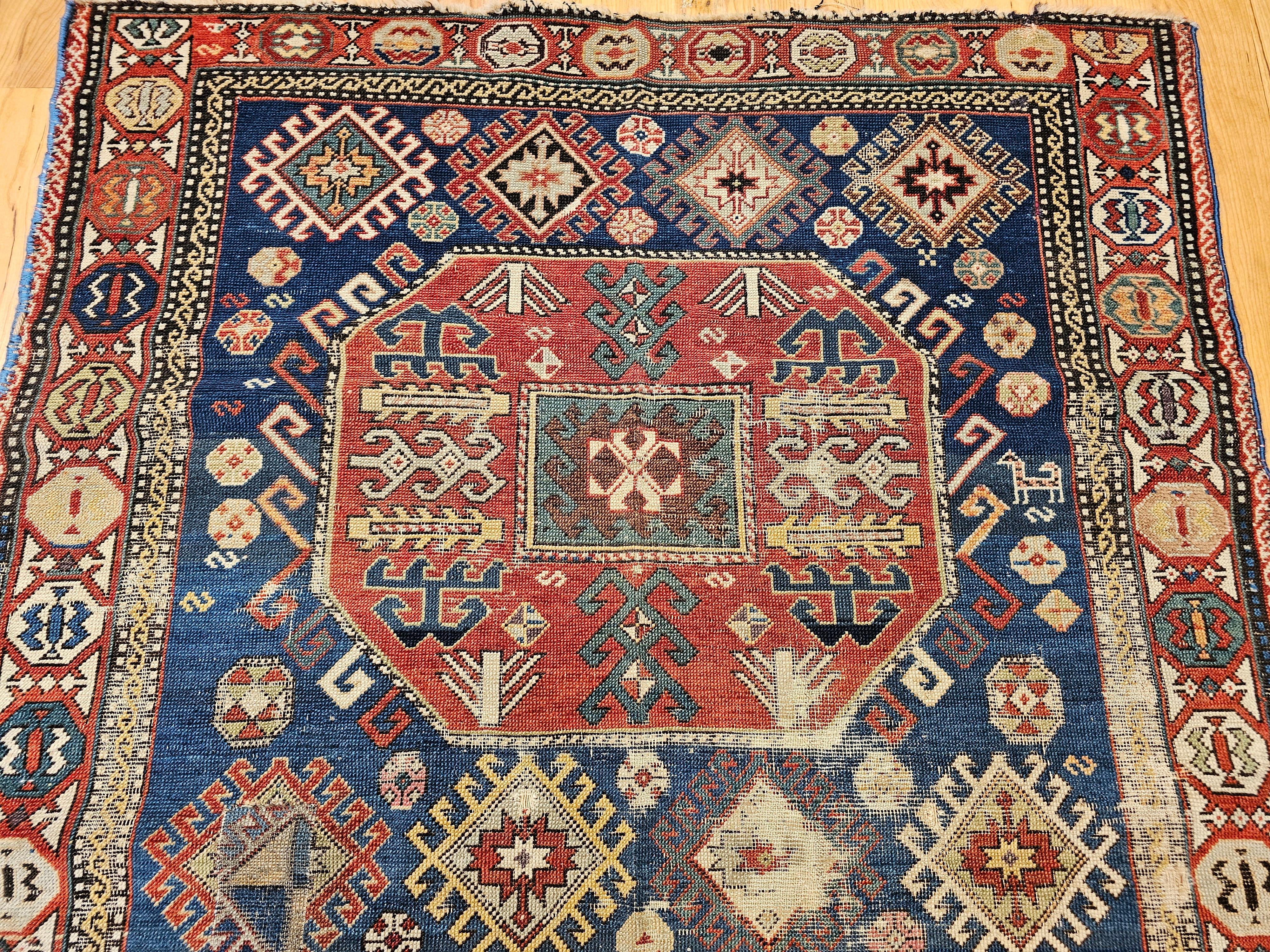Caucasien Tapis ancien du Caucase Kazak ou chemin de table en bleu, ivoire, rouge, vert en vente