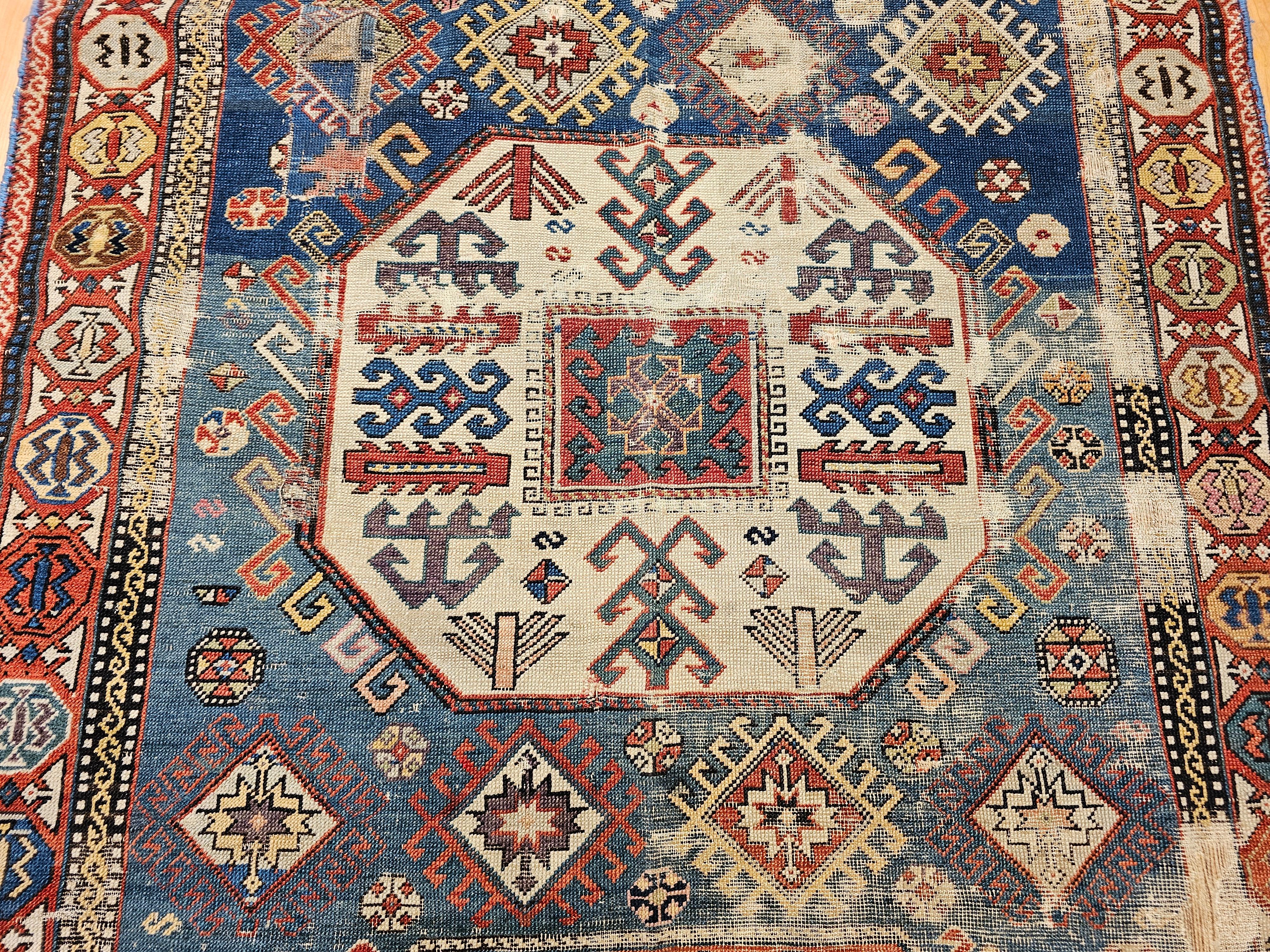 Teinture végétale Tapis ancien du Caucase Kazak ou chemin de table en bleu, ivoire, rouge, vert en vente