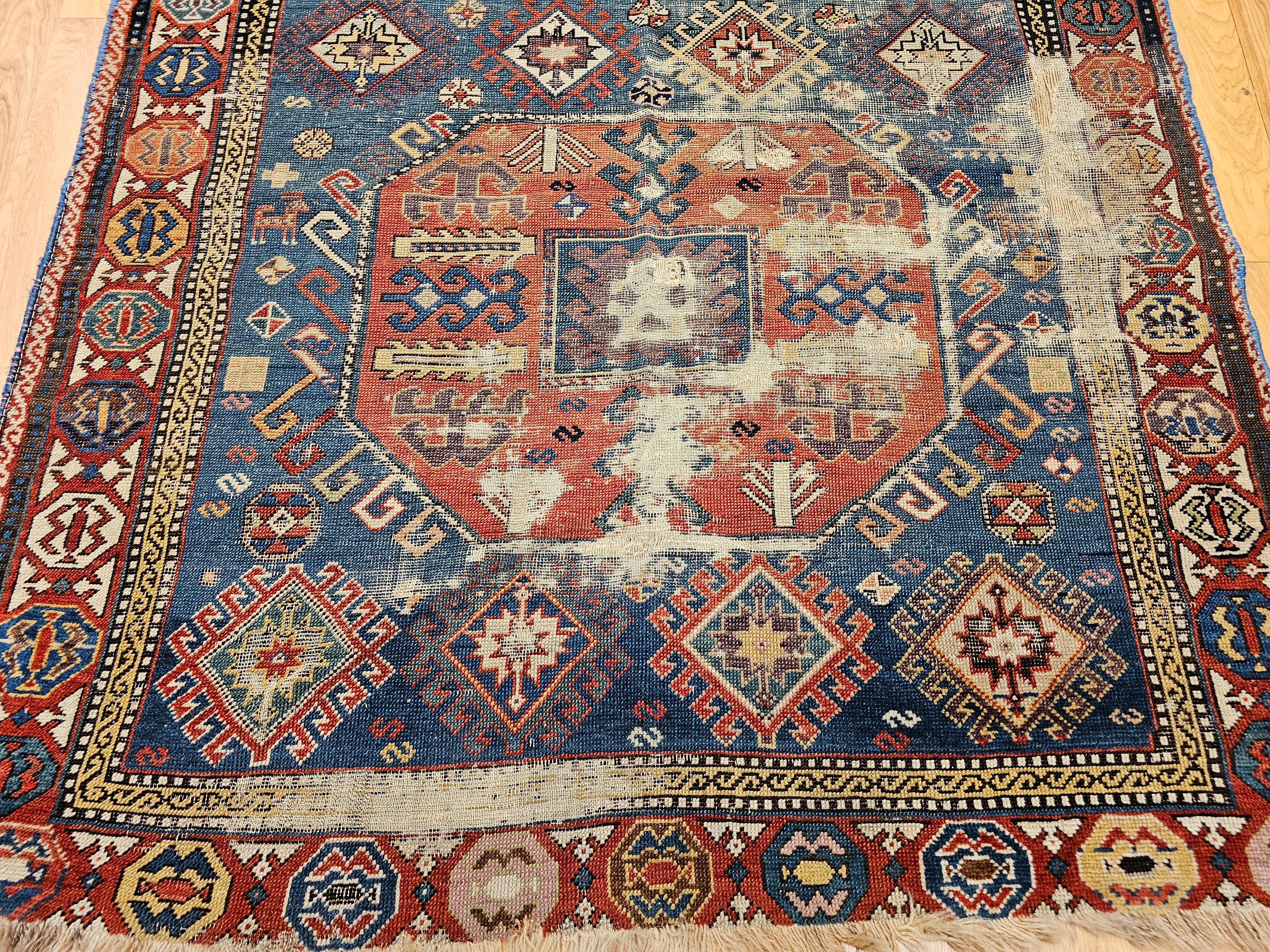 Tapis ancien du Caucase Kazak ou chemin de table en bleu, ivoire, rouge, vert État moyen - En vente à Barrington, IL