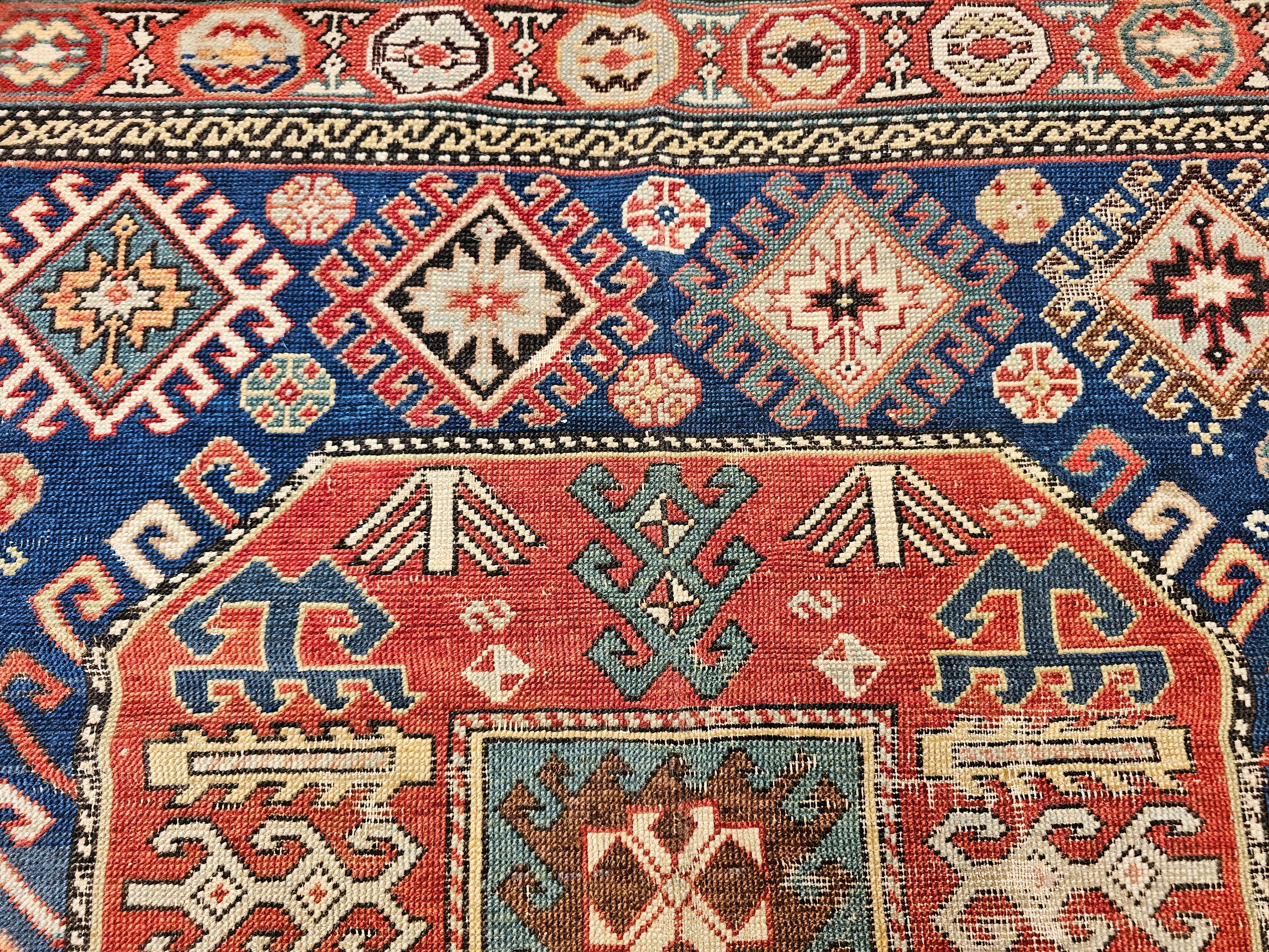 XIXe siècle Tapis ancien du Caucase Kazak ou chemin de table en bleu, ivoire, rouge, vert en vente