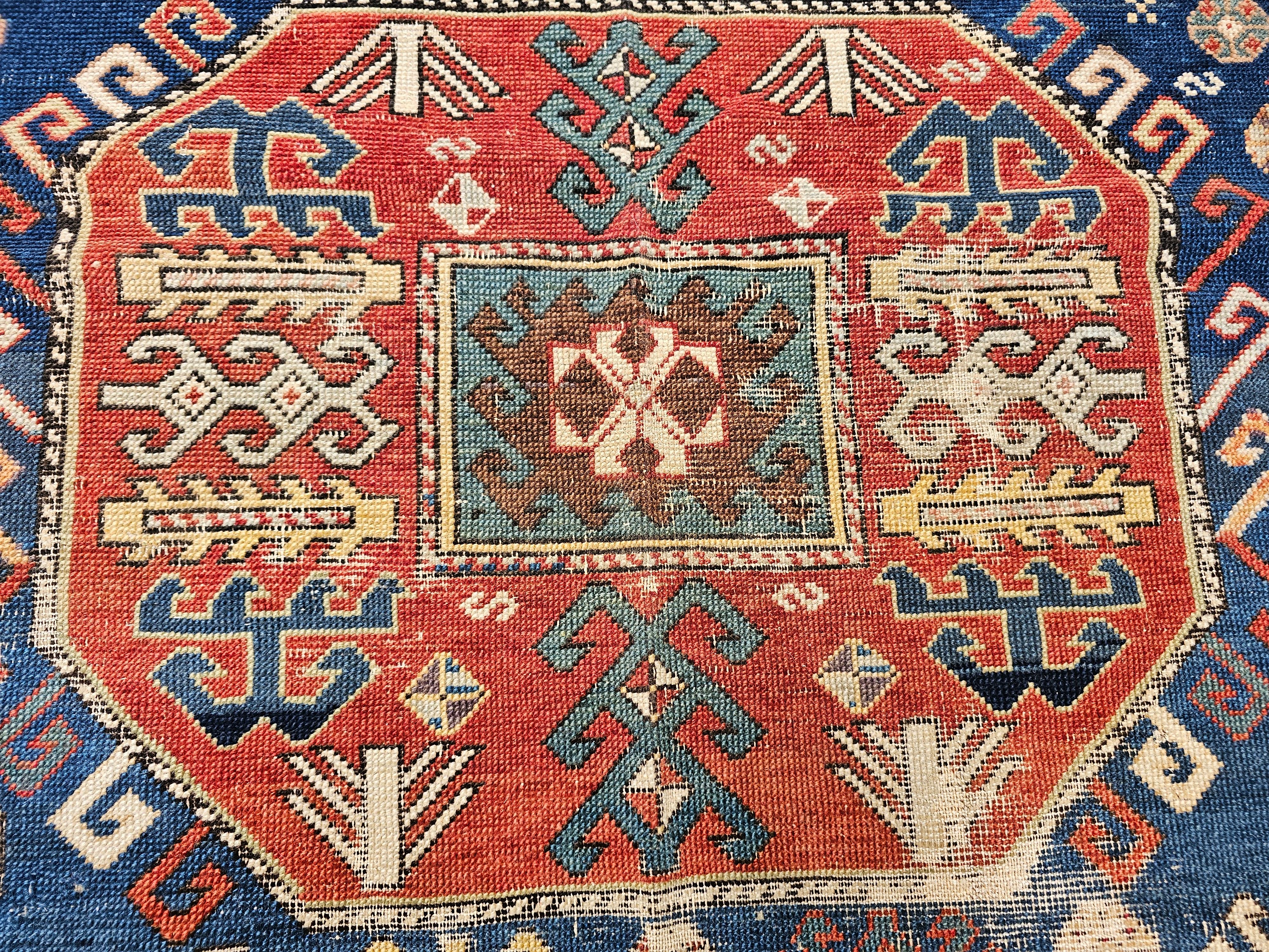 Laine Tapis ancien du Caucase Kazak ou chemin de table en bleu, ivoire, rouge, vert en vente