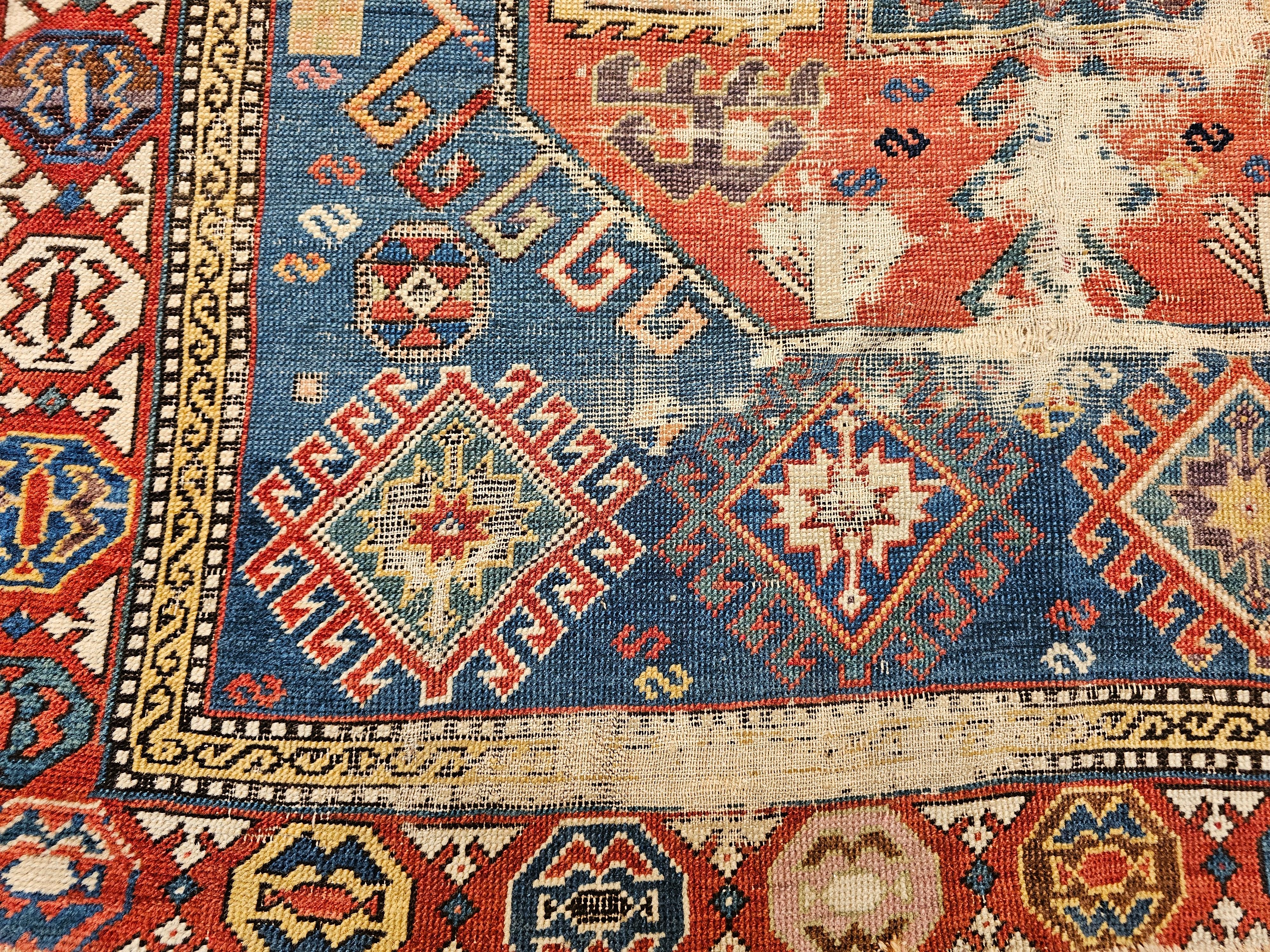 Tapis ancien du Caucase Kazak ou chemin de table en bleu, ivoire, rouge, vert en vente 2