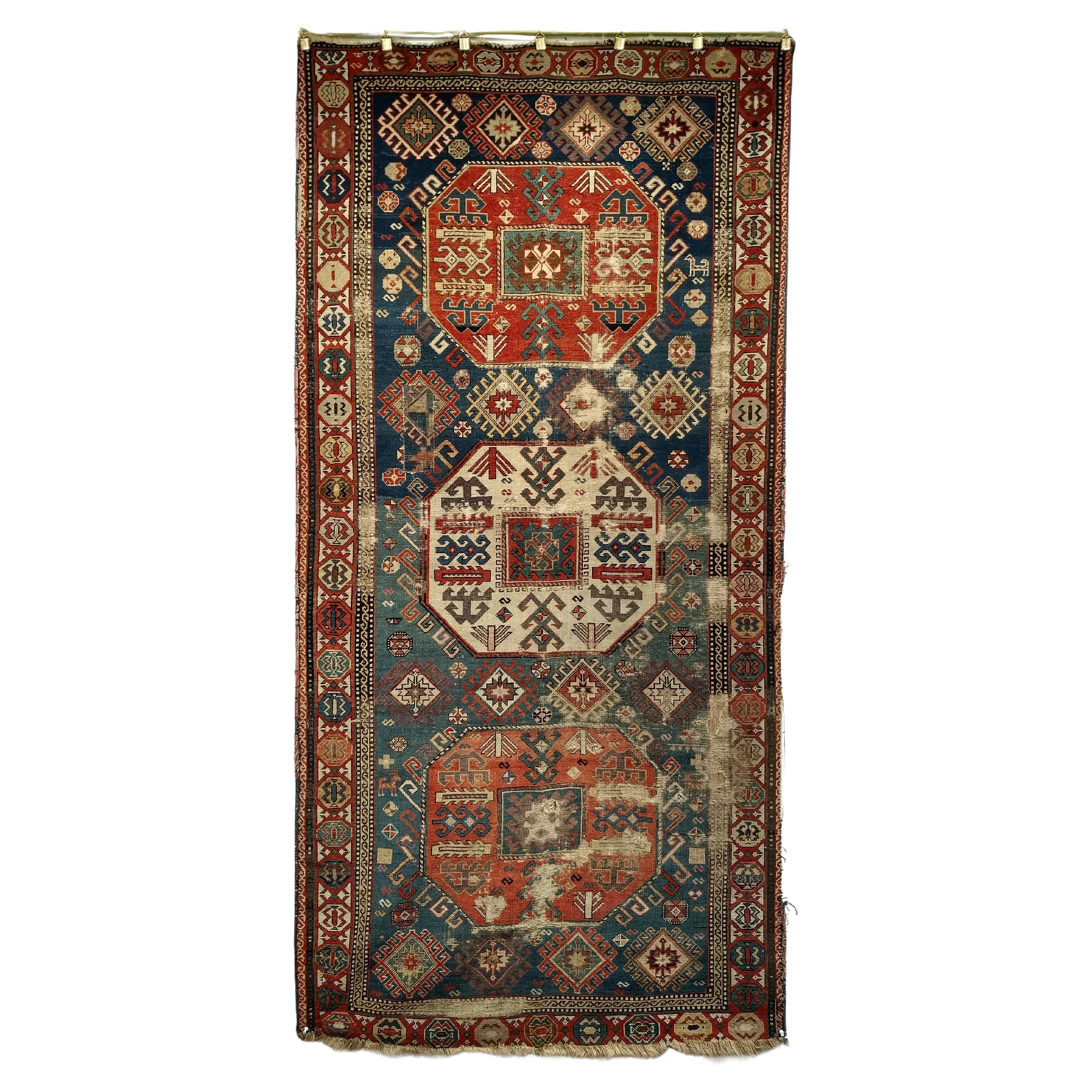 Tapis ancien du Caucase Kazak ou chemin de table en bleu, ivoire, rouge, vert en vente
