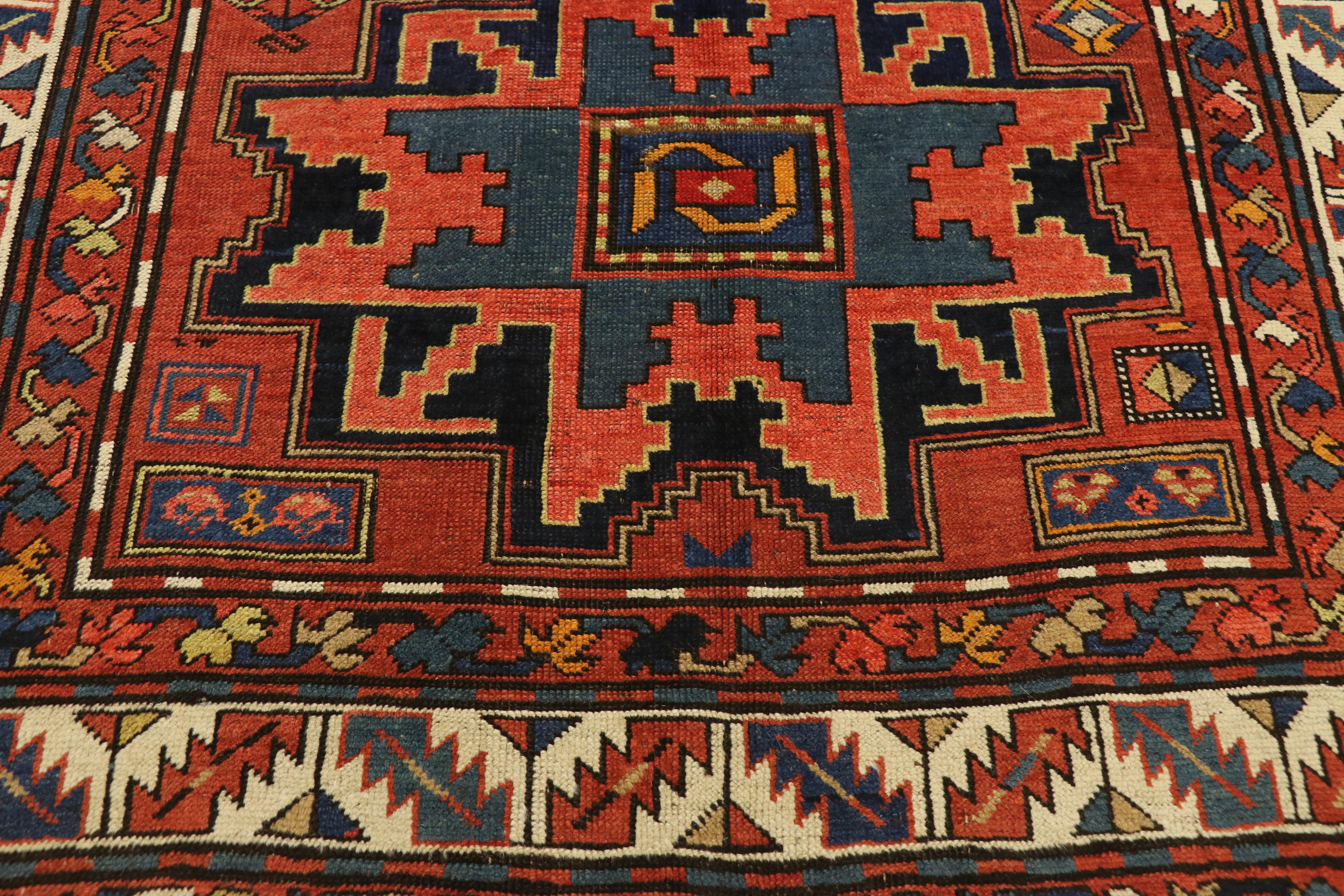 Antiker kaukasischer Kazak-Teppich, Nomaden-Charm auf stilvoller Haltbarkeit (19. Jahrhundert) im Angebot