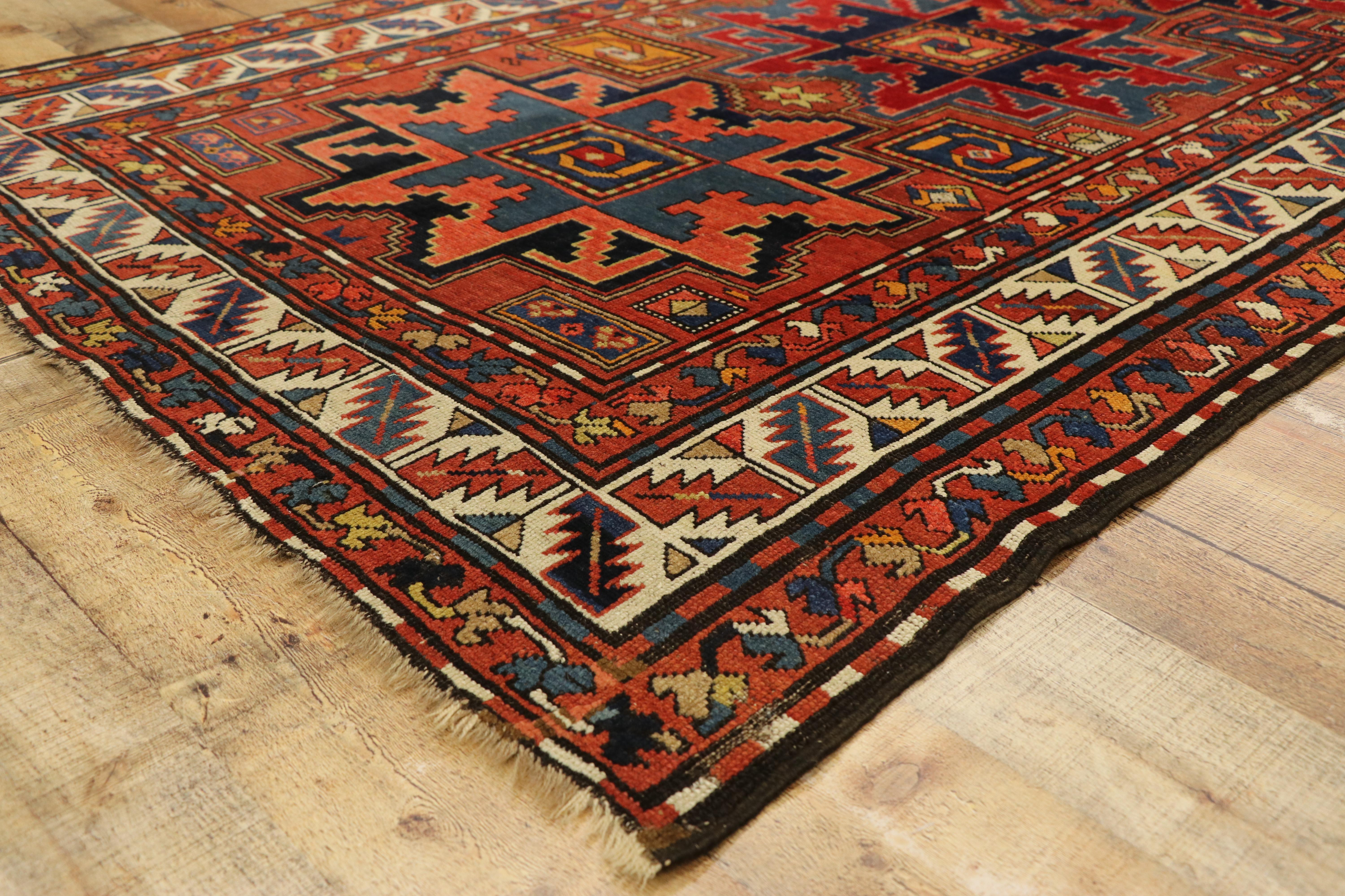Antiker kaukasischer Kazak-Teppich, Nomaden-Charm auf stilvoller Haltbarkeit (Wolle) im Angebot