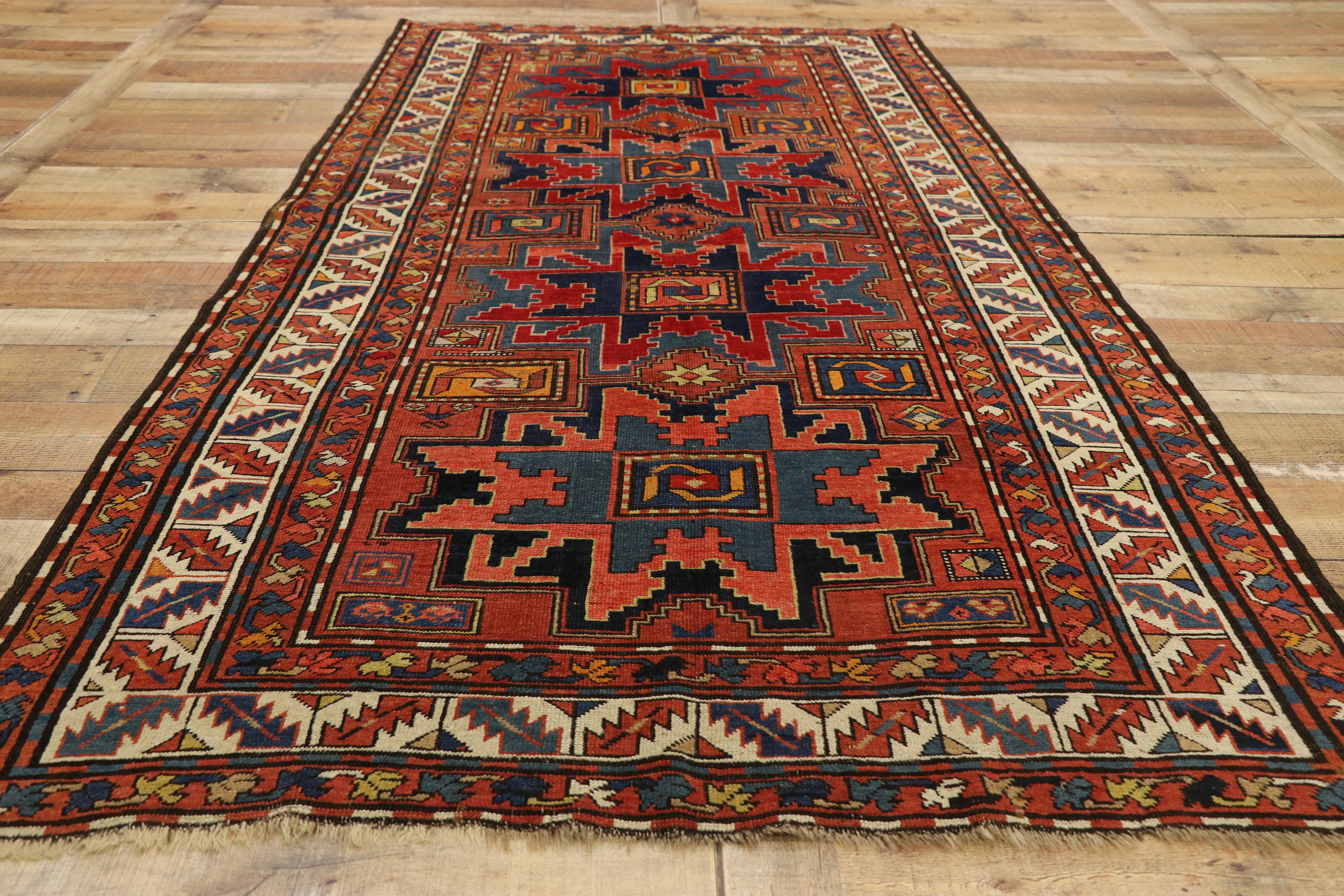 Antiker kaukasischer Kazak-Teppich, Nomaden-Charm auf stilvoller Haltbarkeit im Angebot 1
