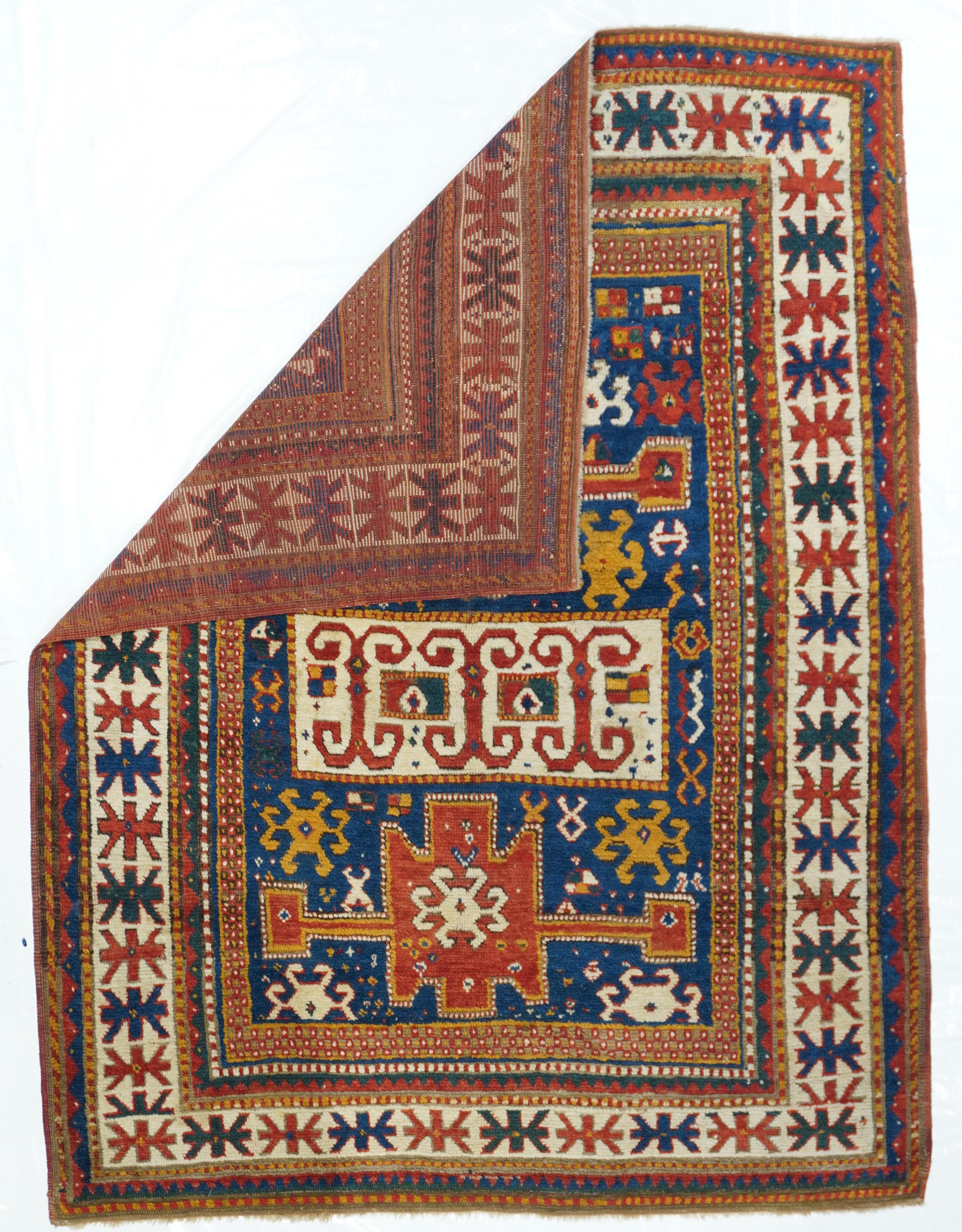 Tappeto antico Kazak Borcholo 4'9'' x 6'3''. Caucaso occidentale/Armenia. Motivi audaci, colori intensi, totalmente geometrici, interamente in lana, a trama da grossa a moderata, a vello medio o lungo, in formato sparso, con layout a medaglione,