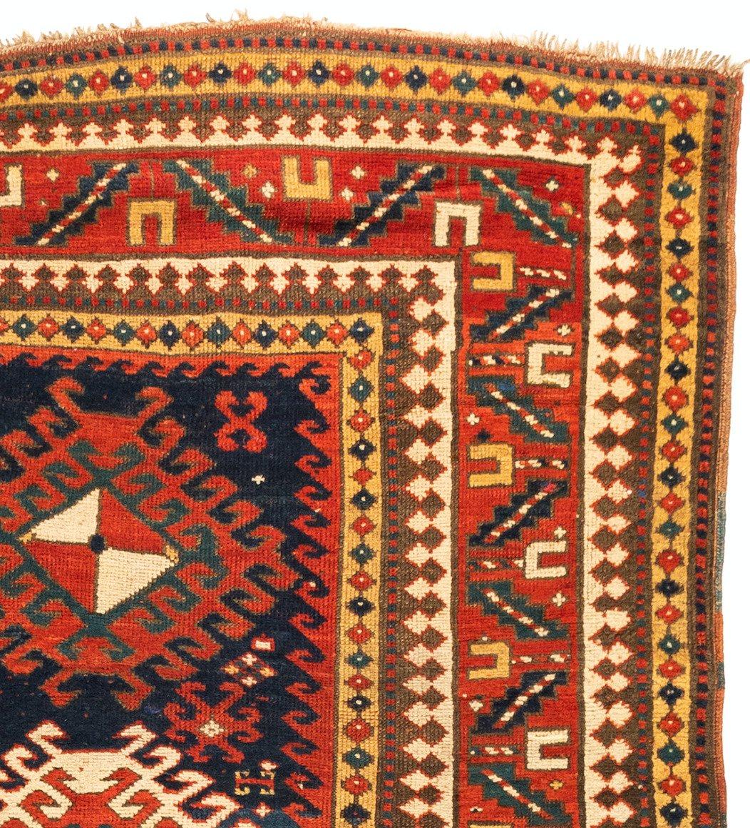 Alfombra kazaka antigua caucásica tribal geométrica azul marino dorada, c. 1920 Kazajo en venta