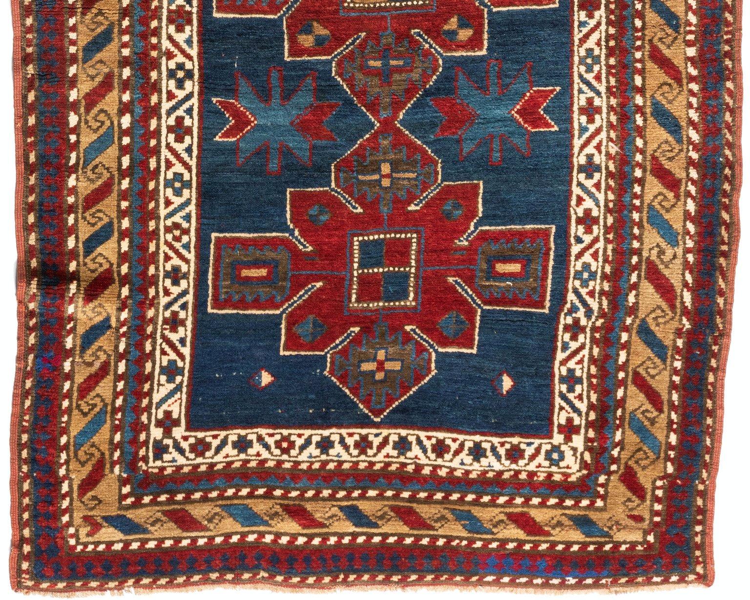 Kazakh Tapis antique bleu marine rouge or tribal géométrique caucasien Kazak circa 1930s en vente