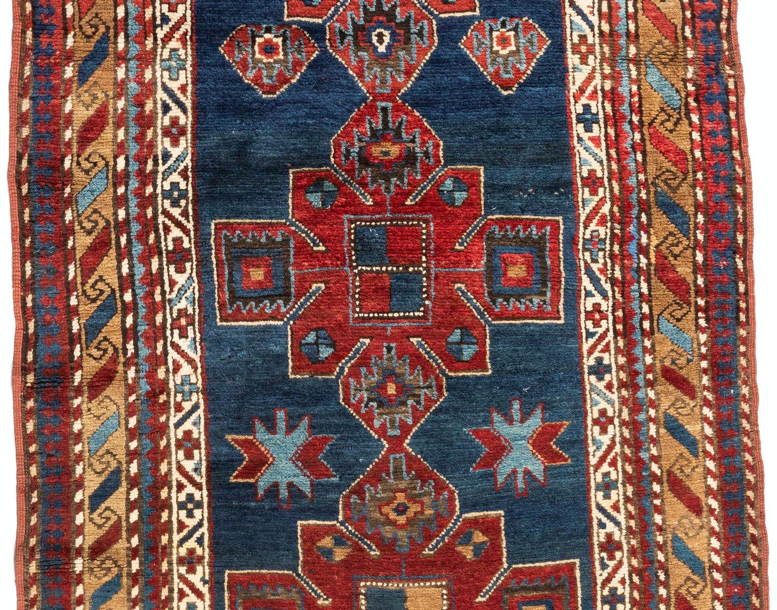 Caucasien Tapis antique bleu marine rouge or tribal géométrique caucasien Kazak circa 1930s en vente