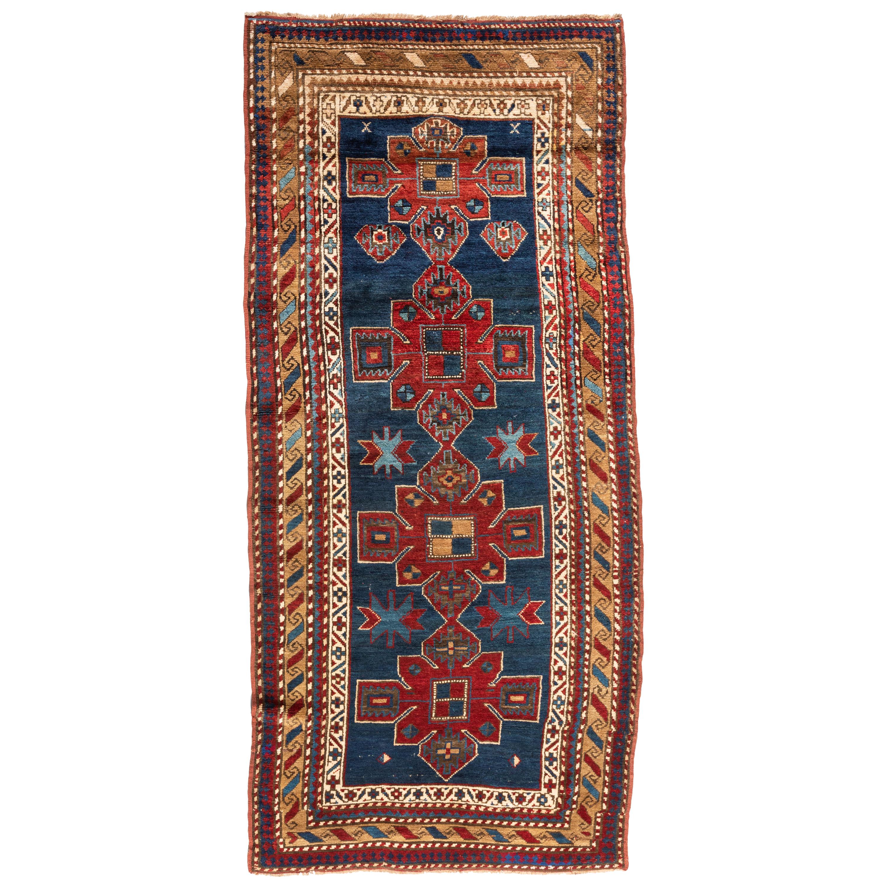 Tapis antique bleu marine rouge or tribal géométrique caucasien Kazak circa 1930s en vente