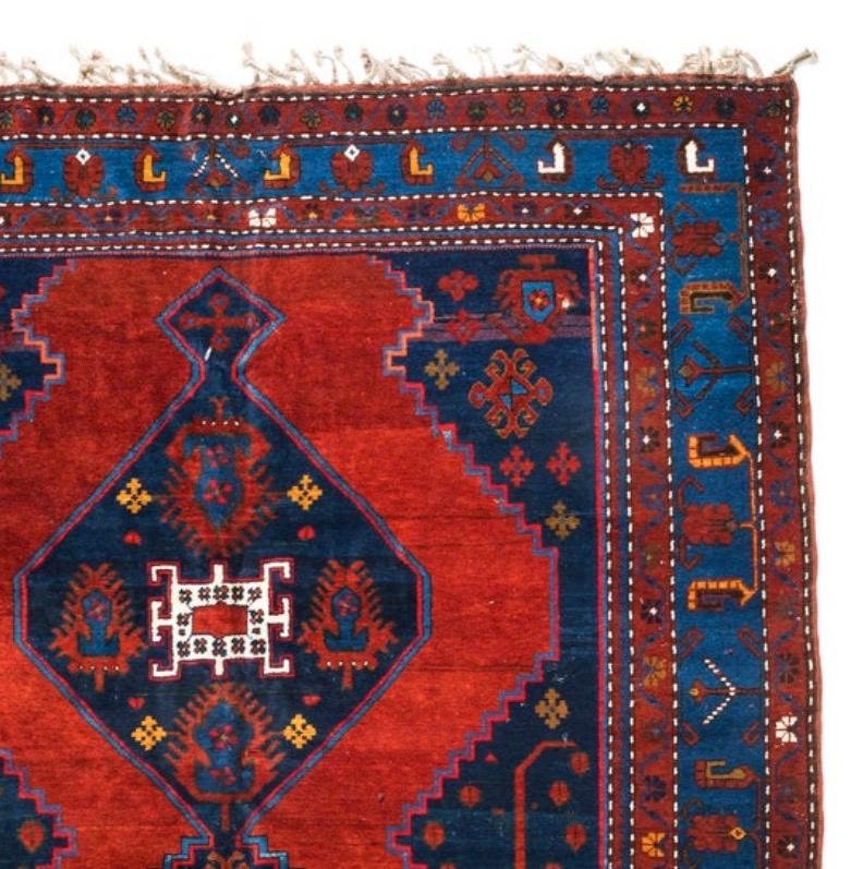 Dieser schöne antike kaukasische Kazak-Teppich misst 4,8 x 9,5 Fuß und stammt aus den 1950er Jahren. 

 