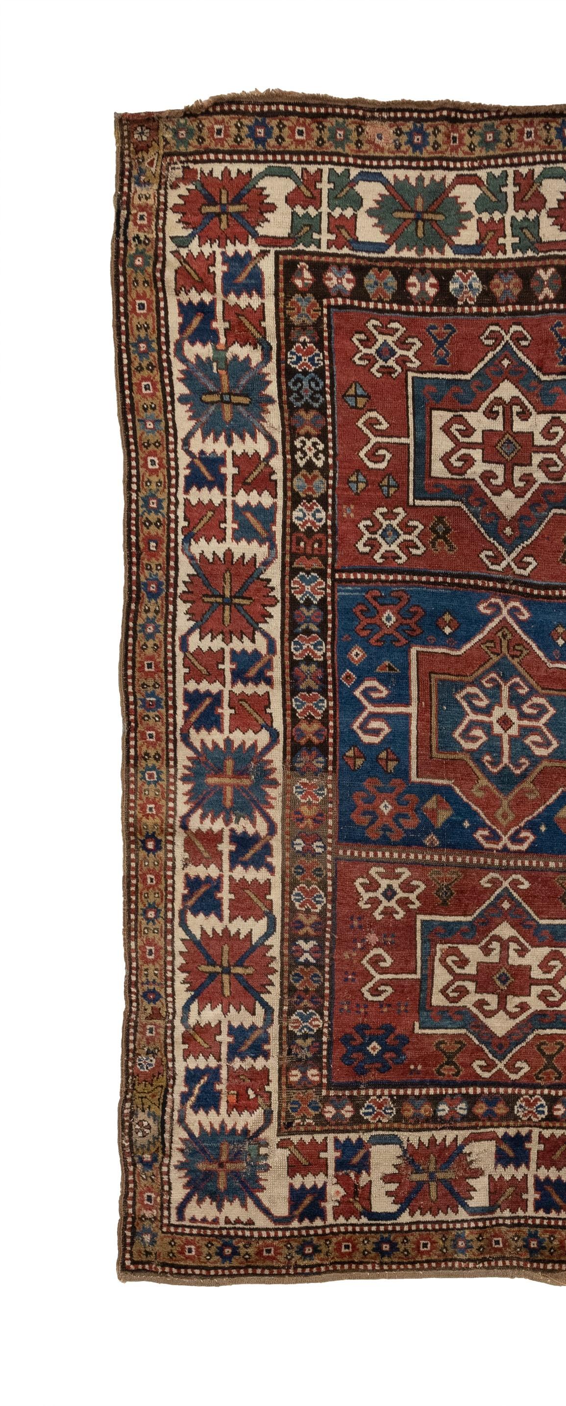 Il s'agit d'un ancien kazak caucasien des années 1880 comportant trois médaillons. Ses détails complexes sont stupéfiants et il présente une variété de motifs géométriques dans des combinaisons de couleurs allant du terreux au vibrant. La Collection