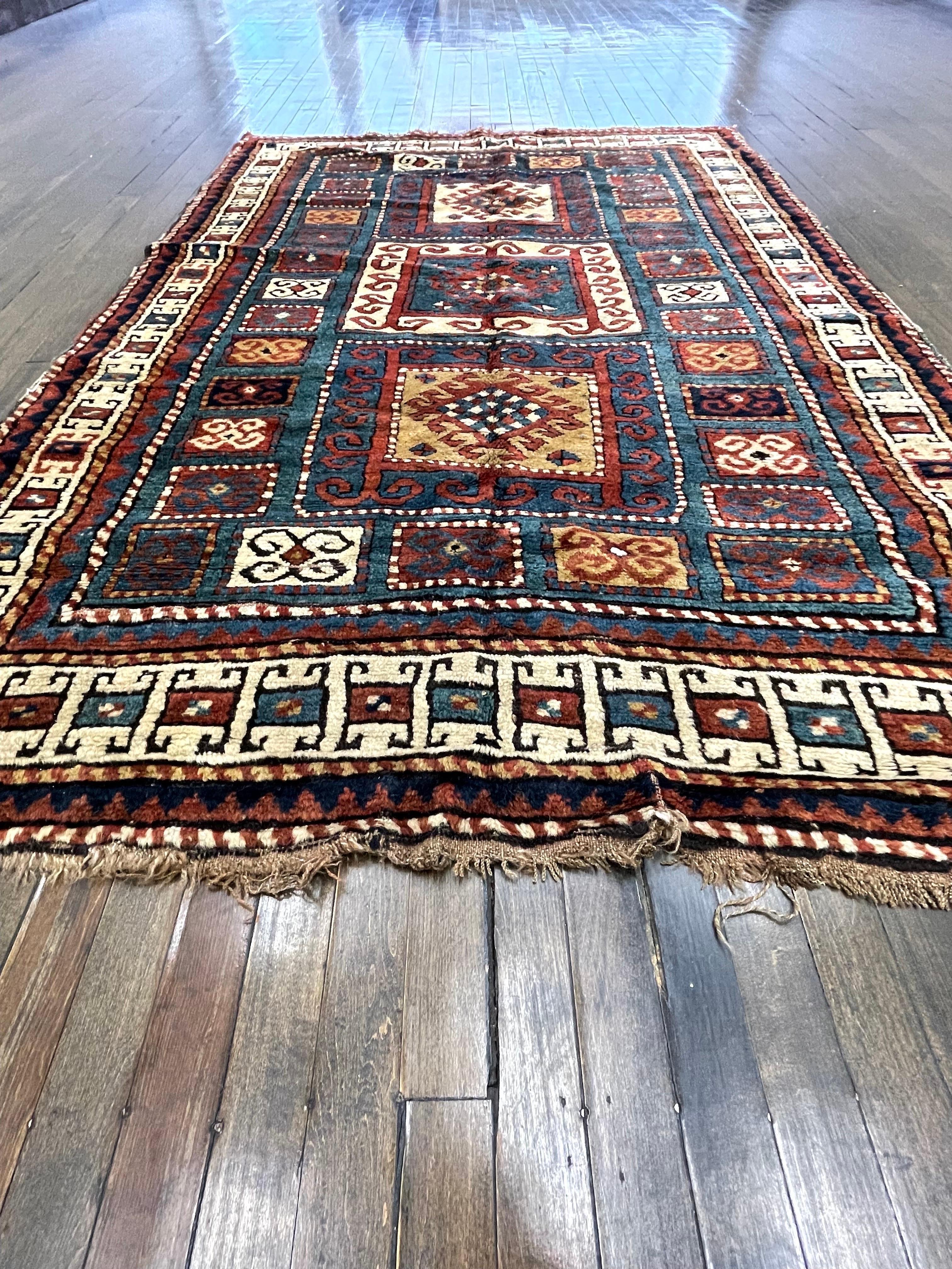 Dieser Teppich ist ein kaukasischer Kazak, der im Südwestkaukasus handgewebt wird und als Kazak mit drei Medaillons bekannt ist. Ein ausgesprochen hübsches Exemplar dieser Gruppe von antiken Kaukasiern.

Eine seltene Besonderheit dieses dreifachen