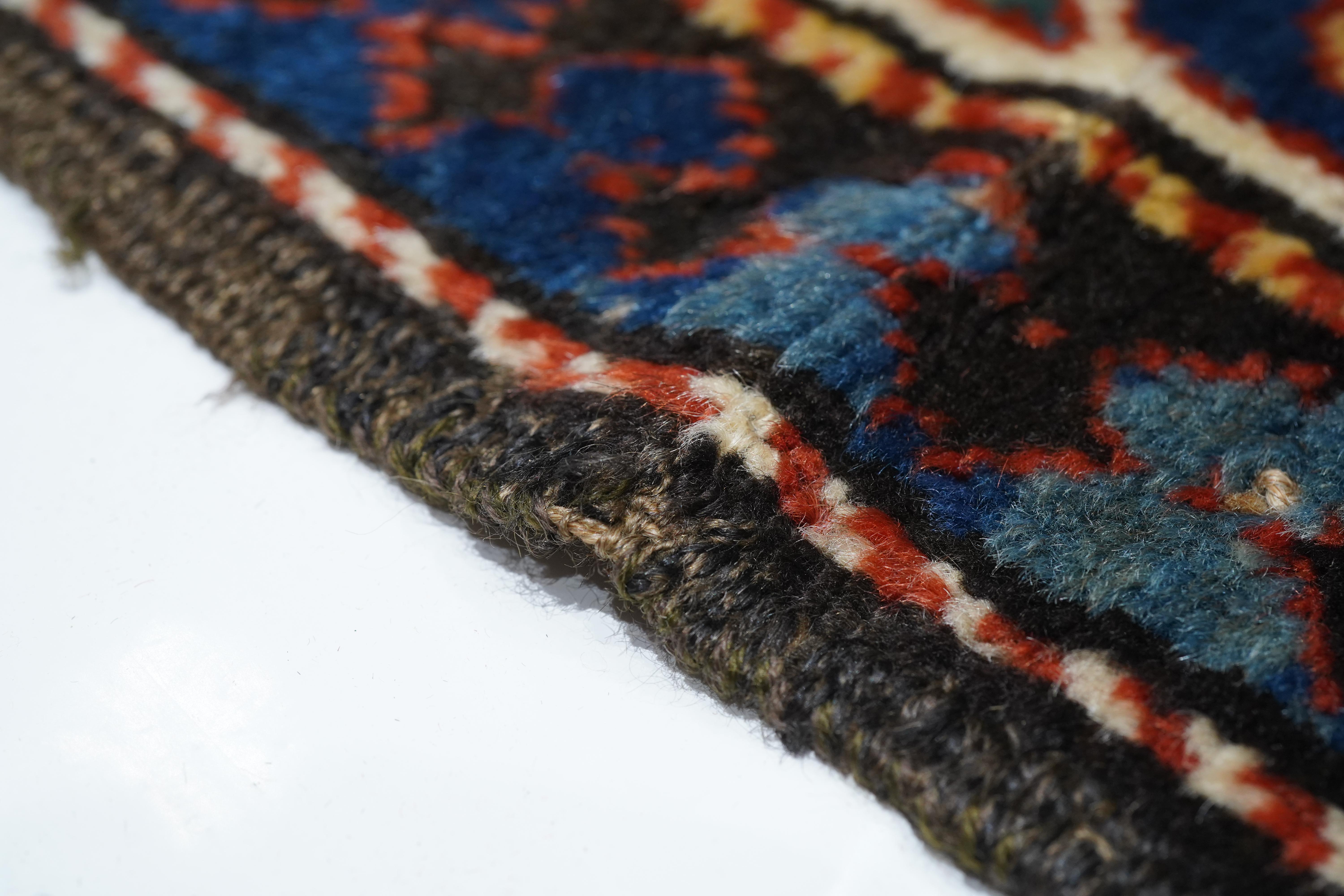 Noué à la main Tapis Kazak caucasien ancien 3'10'' x 7'7'' en vente