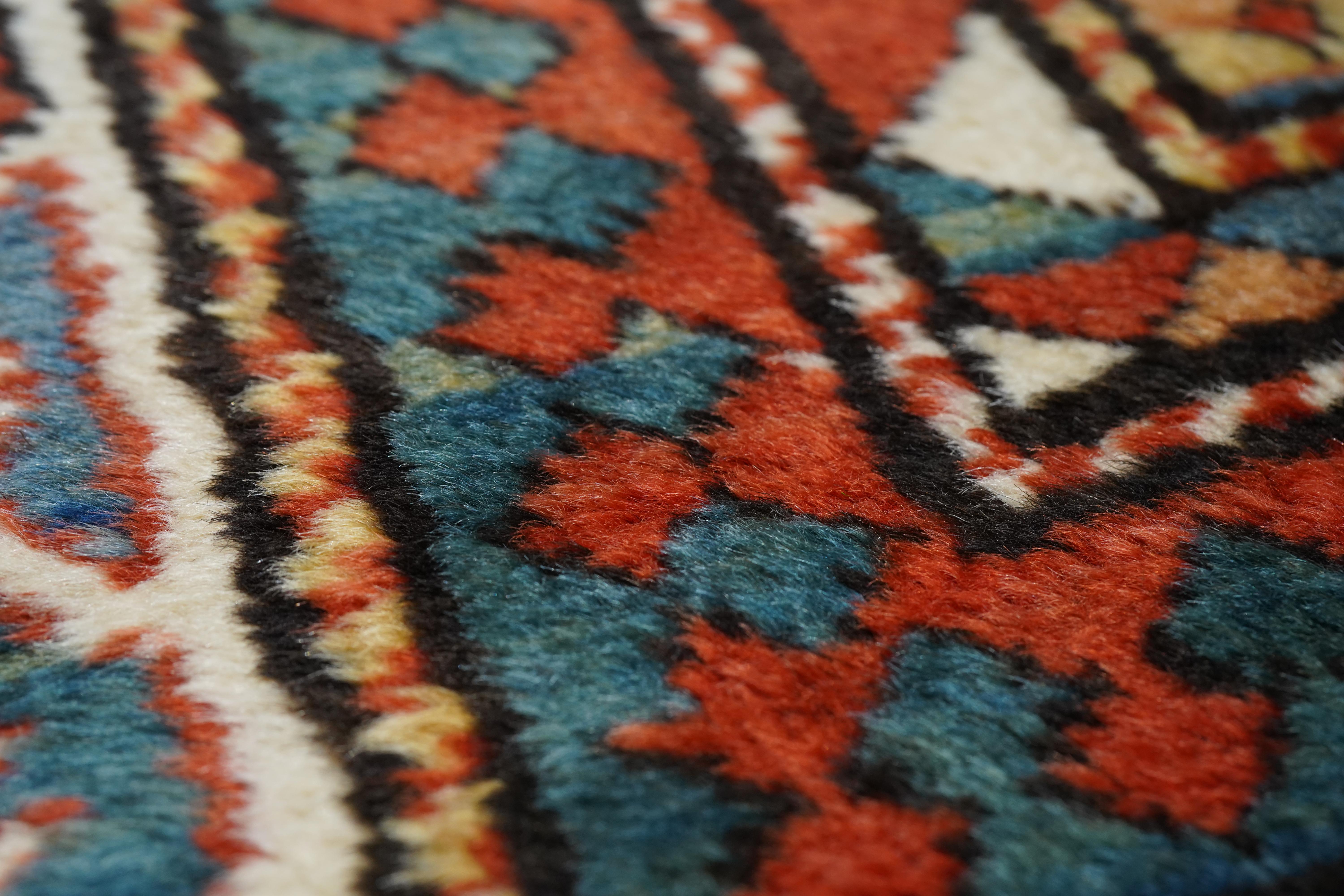 Tapis Kazak caucasien ancien 3'10'' x 7'7'' Excellent état - En vente à New York, NY
