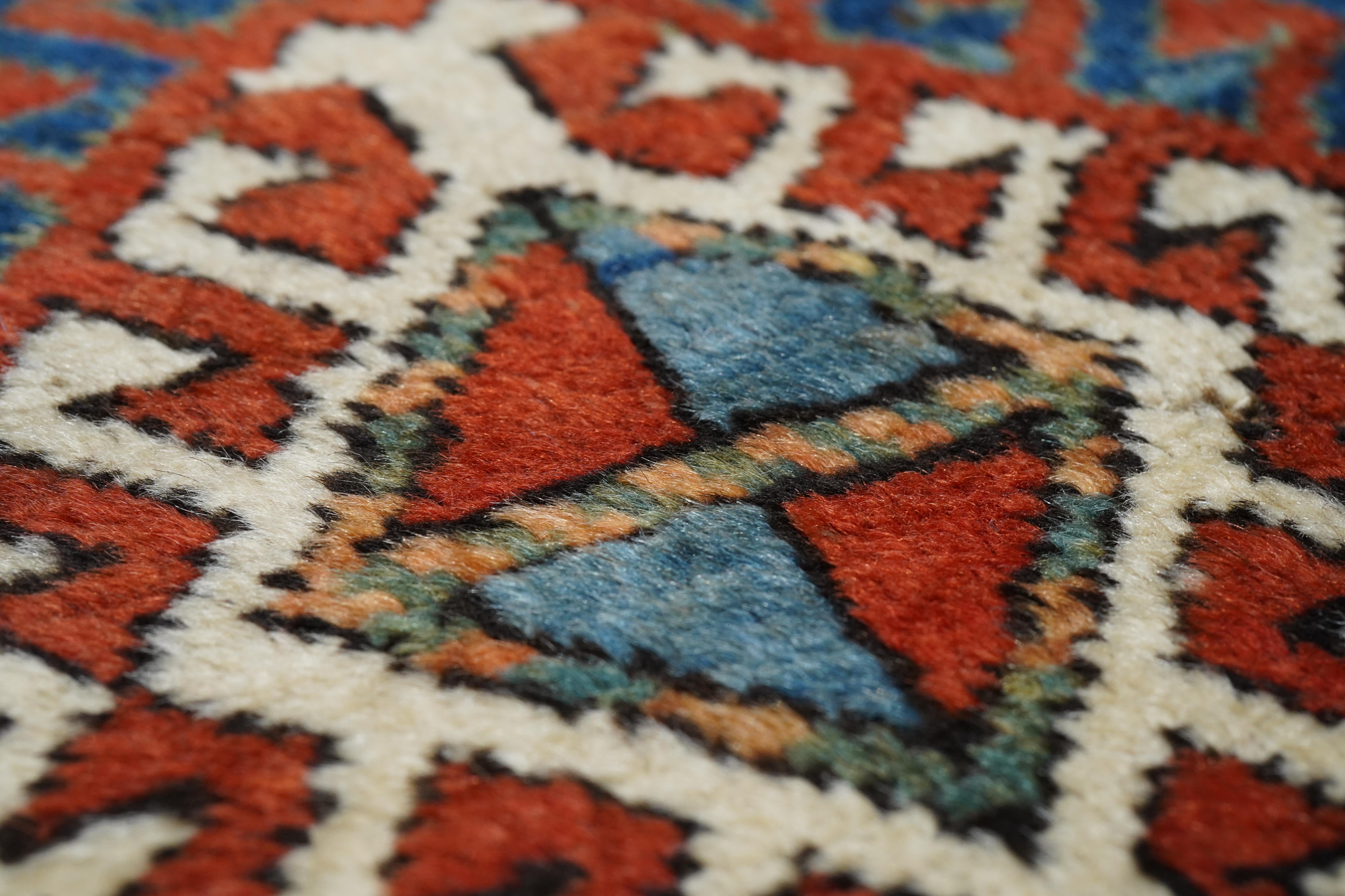 XIXe siècle Tapis Kazak caucasien ancien 3'10'' x 7'7'' en vente