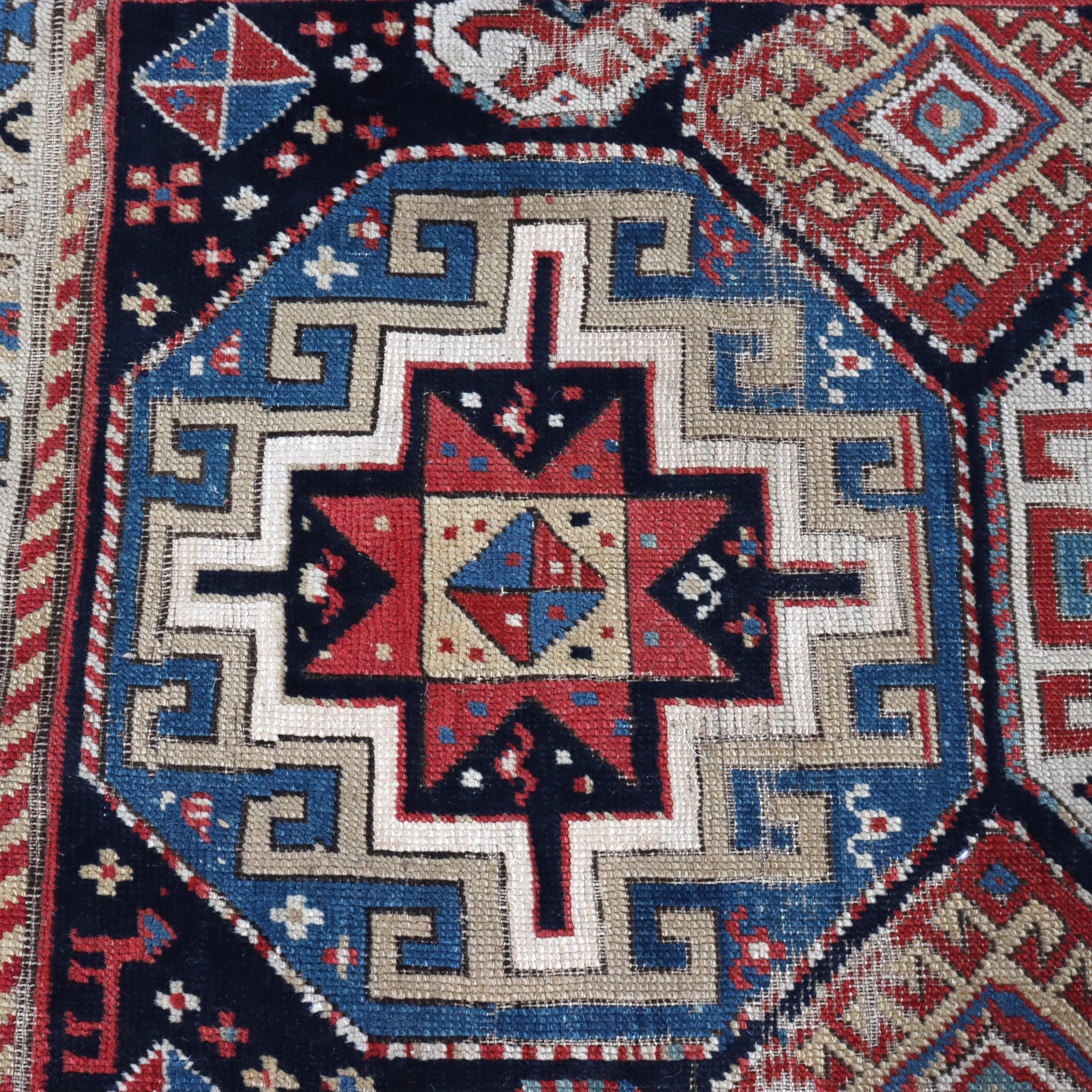 Antiker kaukasischer Kazak Langer Teppich C1900 im Zustand „Gut“ im Angebot in Big Flats, NY