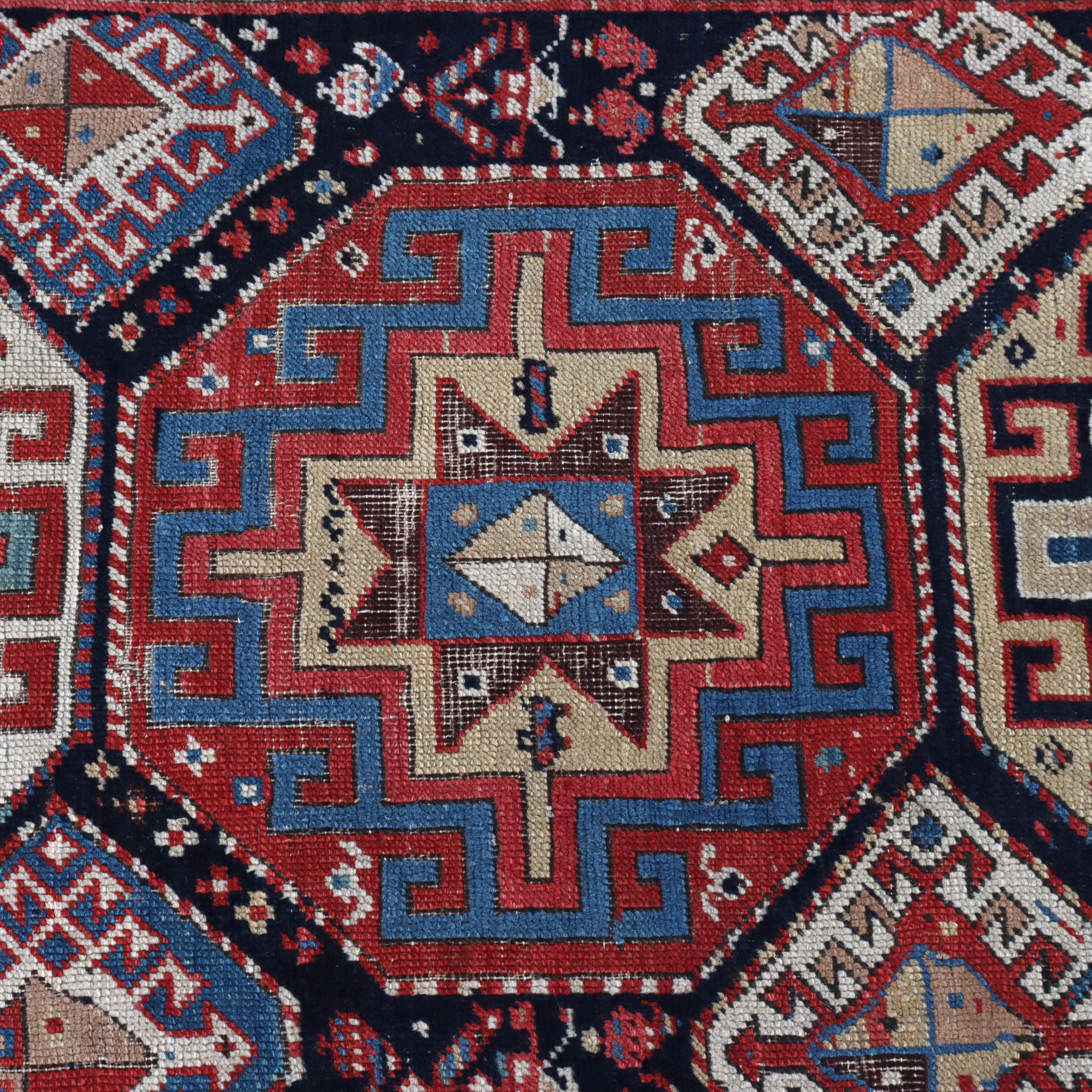 Antiker kaukasischer Kazak Langer Teppich C1900 (Wolle) im Angebot
