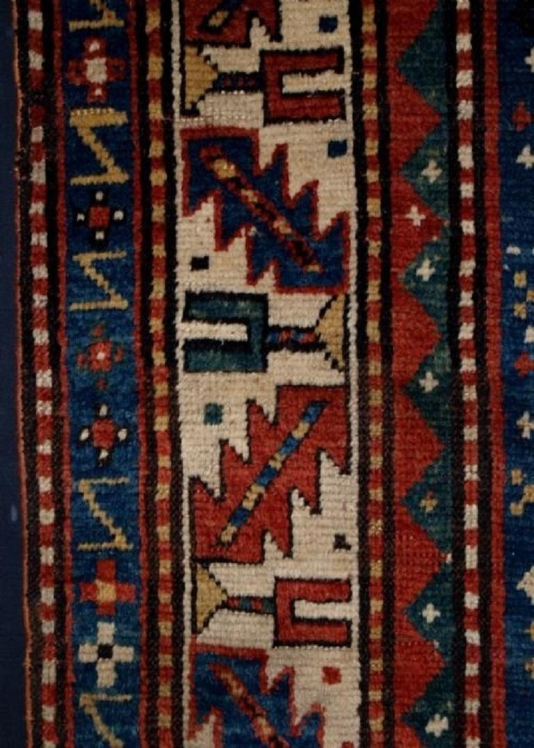 Ancien tapis long caucasien Kazak, South Antiques
Deuxième moitié du 19e siècle

Un beau tapis long avec 3 médaillons, un 4ème est en train de disparaître au sommet.

Un tapis bien dessiné avec de merveilleuses couleurs douces, dont un champ bleu