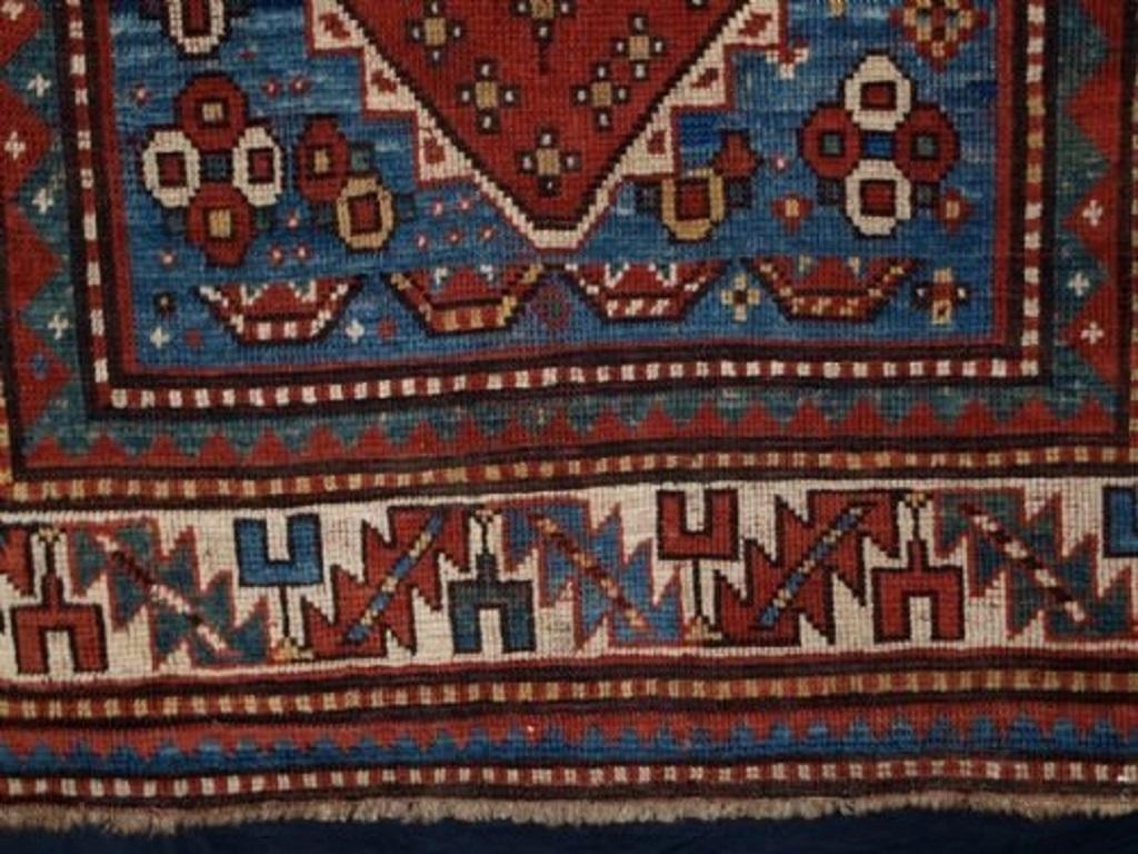 Tapis long caucasien ancien, grande couleur, 19ème siècle Excellent état - En vente à Moreton-In-Marsh, GB