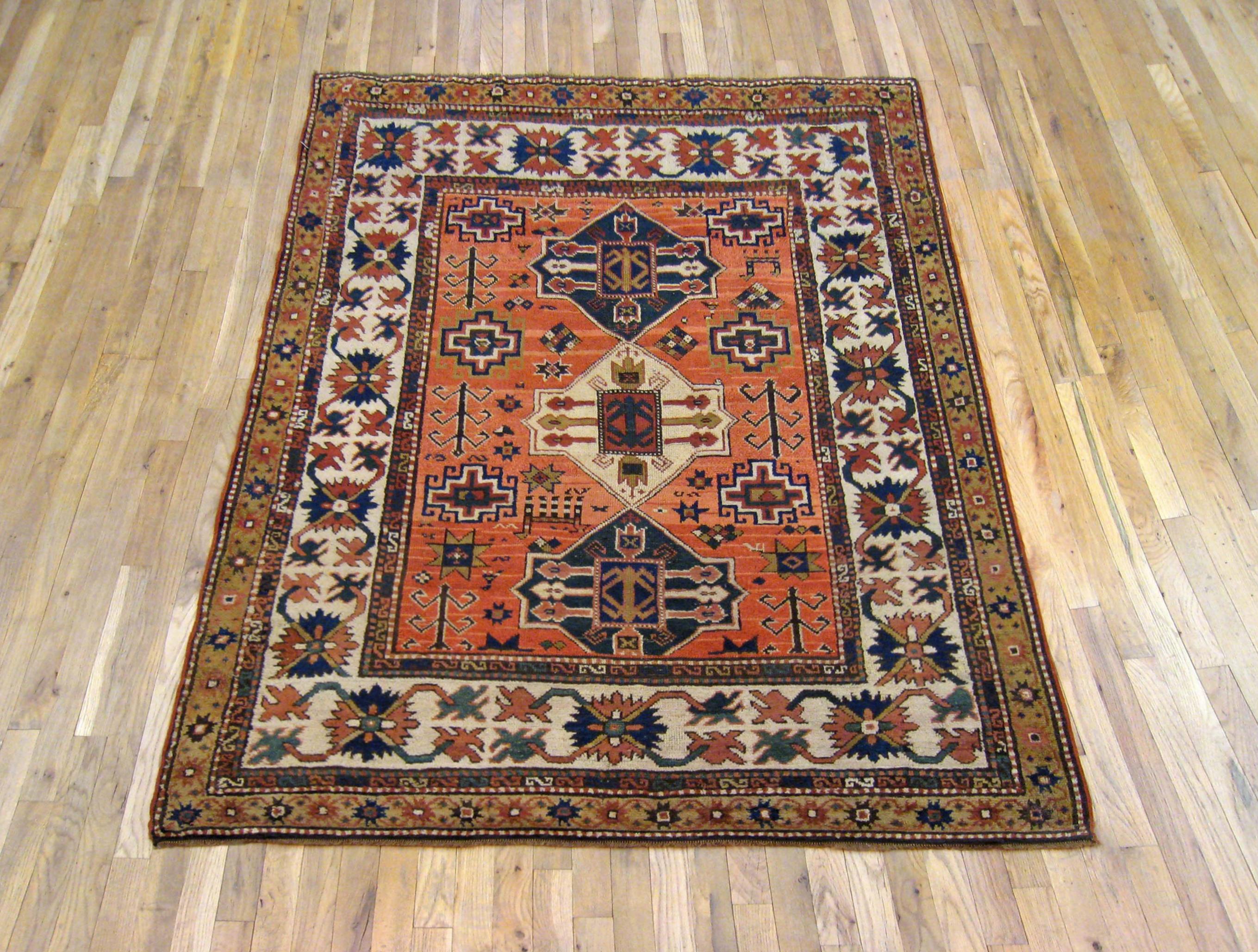Tapis oriental caucasien Kazak ancien, taille d'une pièce, circa 1890

Tapis oriental caucasien Kazak, unique en son genre, noué à la main avec des poils de laine doux. Ce joli tapis noué à la main présente trois médaillons géométriques sur le champ