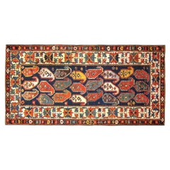 Antiker kaukasischer Kasachischer orientalischer Kaukasischer Teppich in Läufergröße mit Paisley-Design