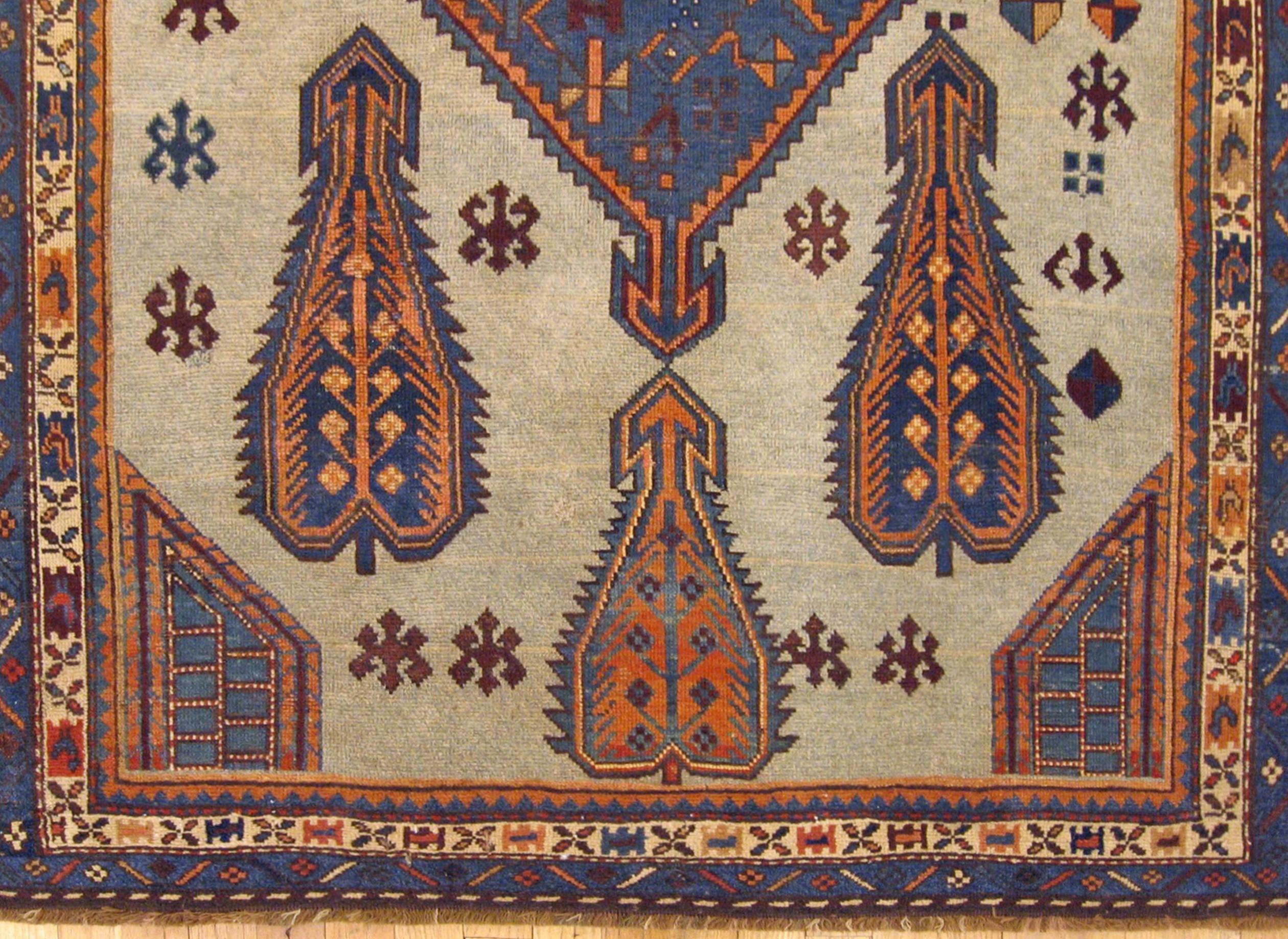 Antiker kaukasischer, orientalischer Teppich in kleiner Größe mit zentralem Medaillon (Kaukasisch) im Angebot