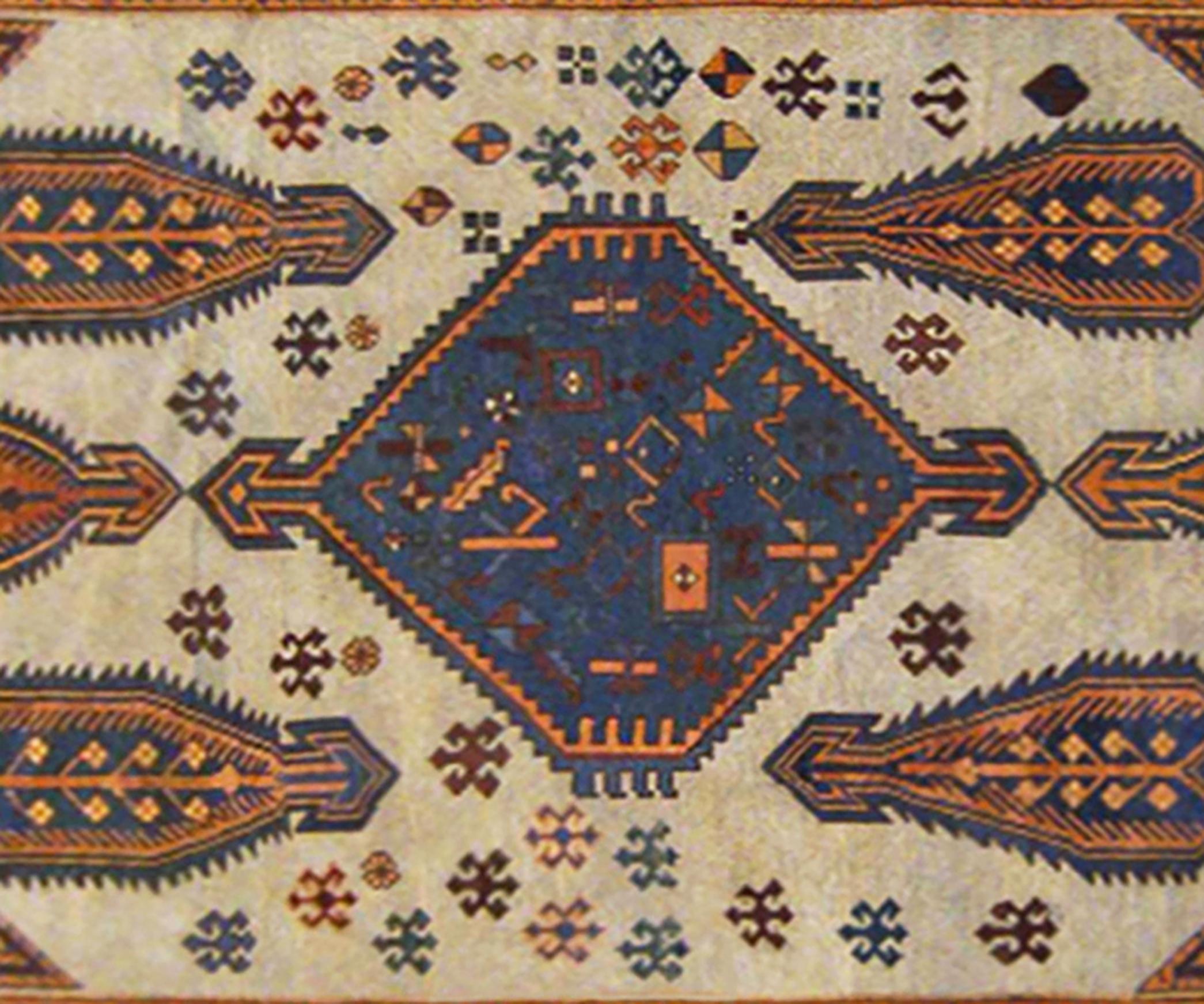 Antiker kaukasischer, orientalischer Teppich in kleiner Größe mit zentralem Medaillon (Handgeknüpft) im Angebot