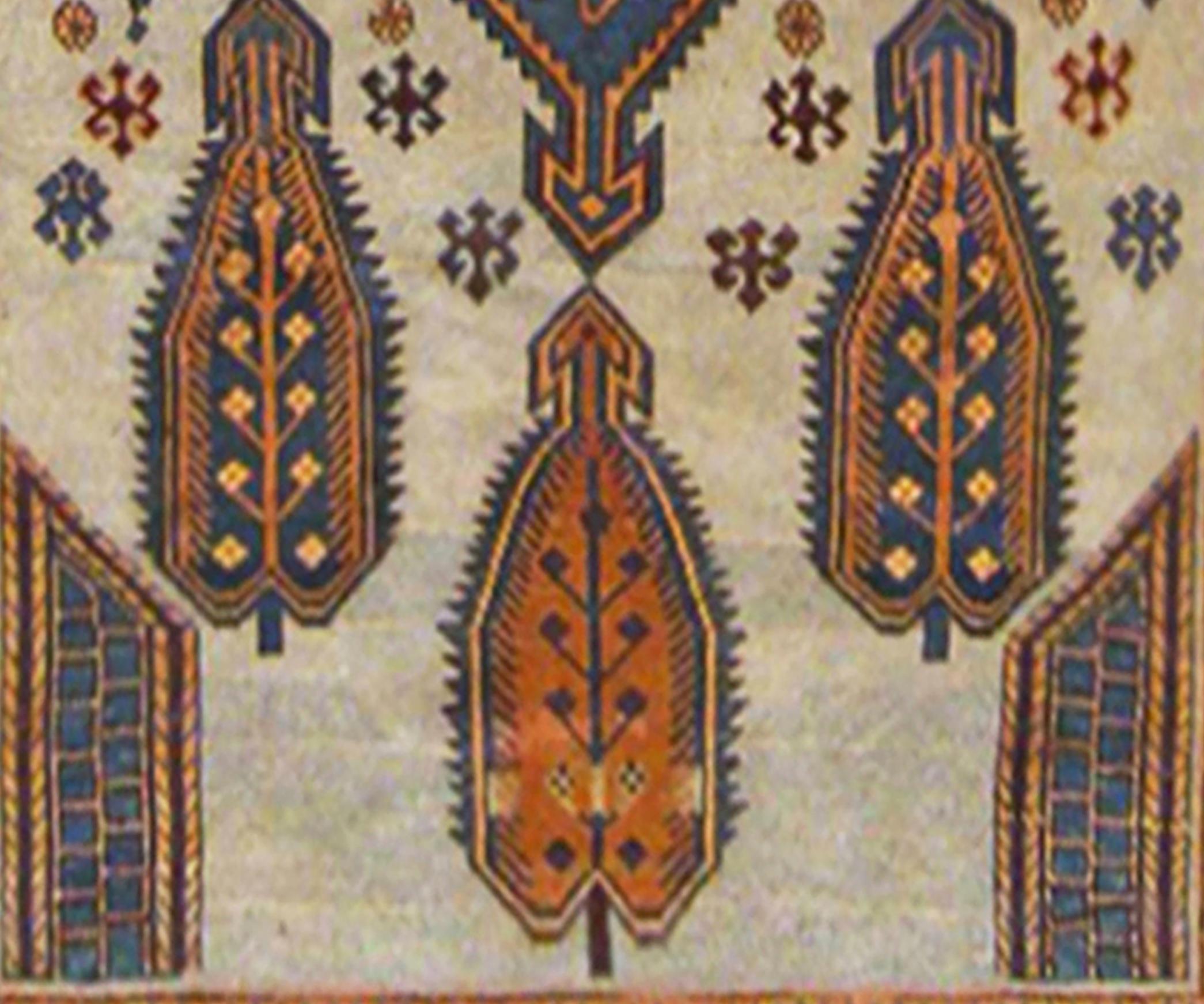Antiker kaukasischer, orientalischer Teppich in kleiner Größe mit zentralem Medaillon im Zustand „Gut“ im Angebot in New York, NY