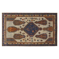 Tapis oriental caucasien ancien du Kazak de petite taille avec médaillon central