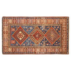 Antiker kaukasischer, orientalischer Teppich in kleiner Größe mit mehreren Medaillons