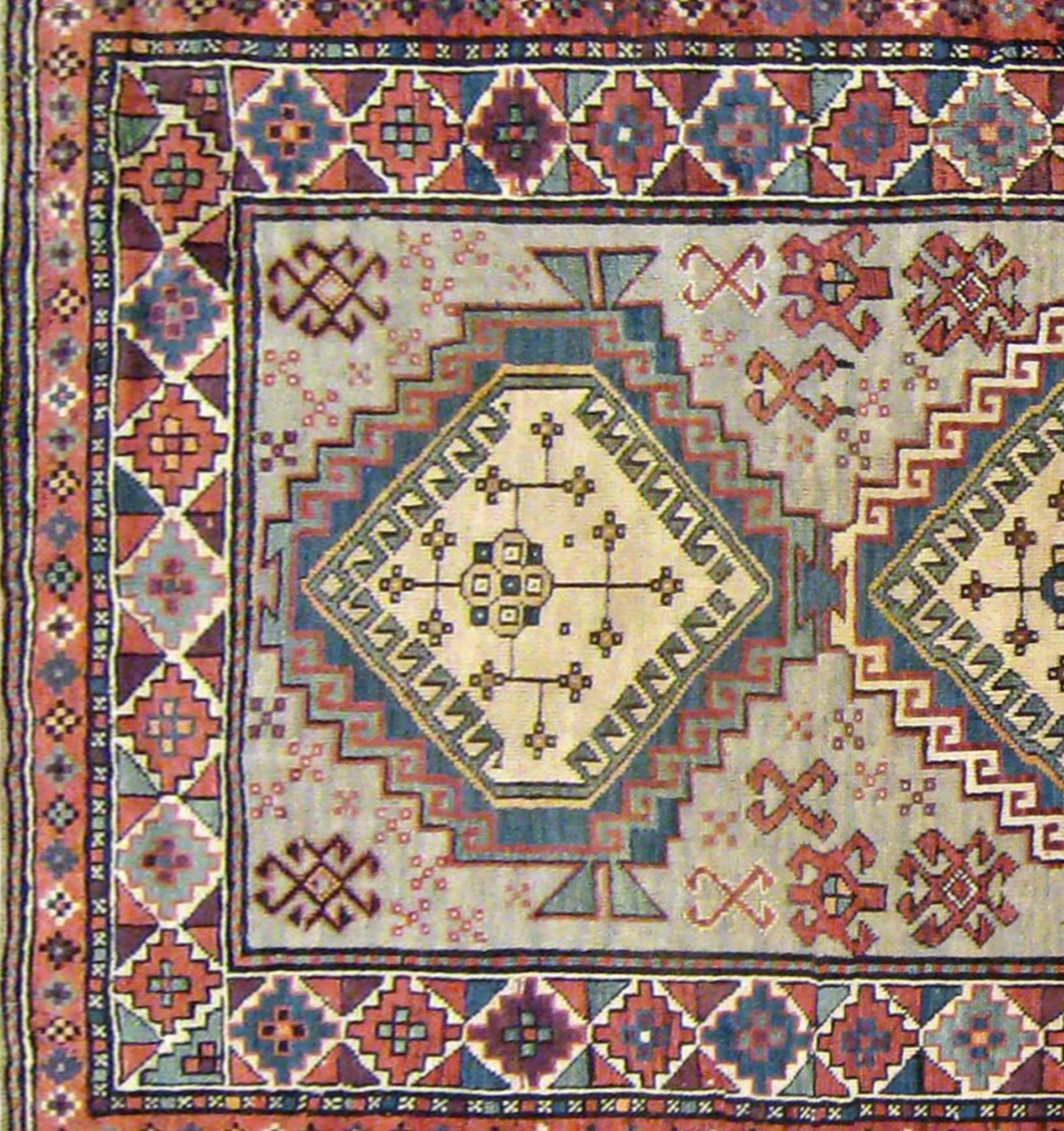 Antiker kaukasischer, orientalischer Teppich in kleiner Größe mit drei Medaillons  im Zustand „Gut“ im Angebot in New York, NY