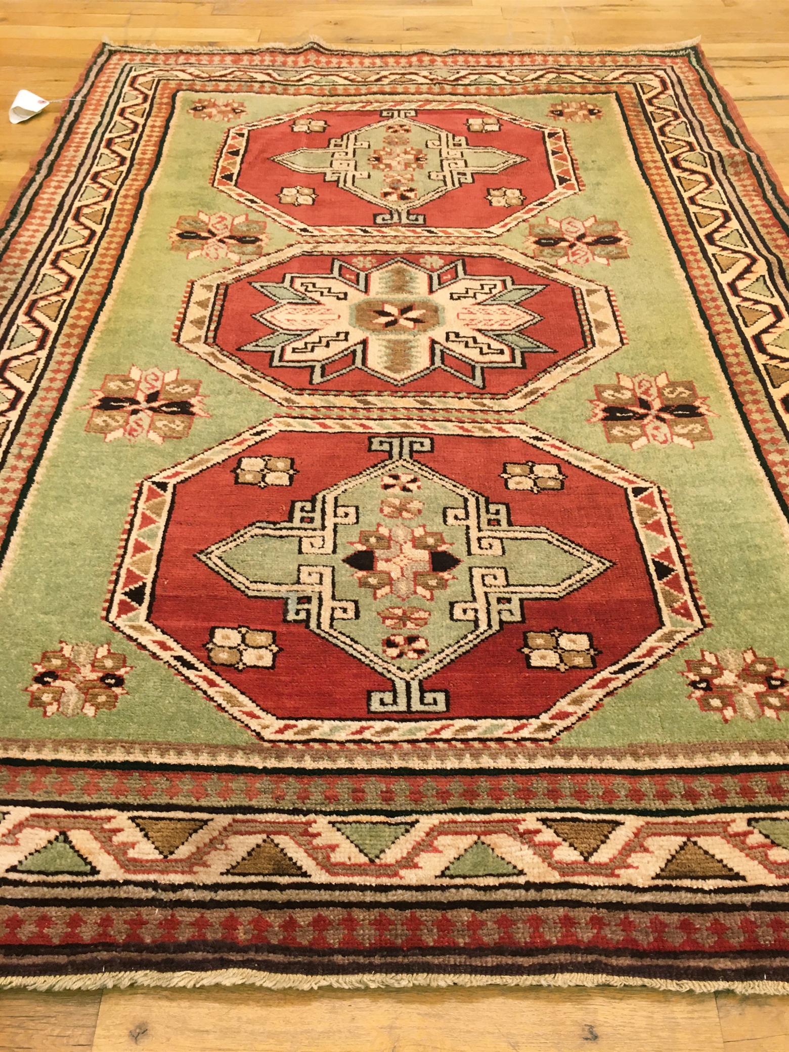 Alfombra oriental antigua Kazak del Cáucaso, en tamaño pequeño cuadrado con fondo verde principios del siglo XX en venta