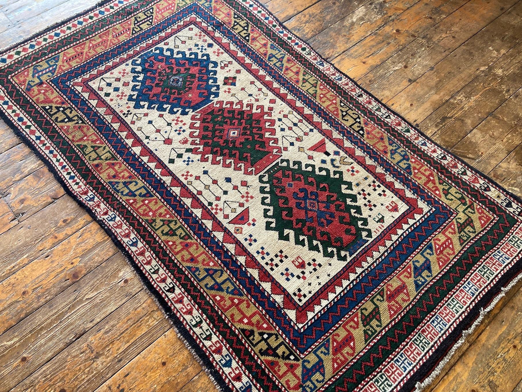 Début du 20ème siècle Tapis caucasien ancien 1,82 m x 0,97 m en vente