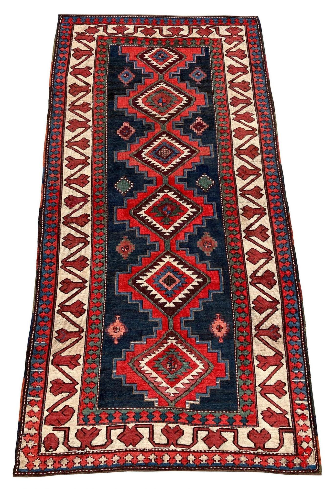 Ein schöner antiker kasachischer Teppich, handgewebt um 1890 in den Kaukasusbergen im heutigen Aserbaidschan. Das Design zeigt sechs geometrische Medaillons auf einem petrolblauen Feld, das von einer elfenbeinfarbenen Bordüre mit stilisierten Blumen