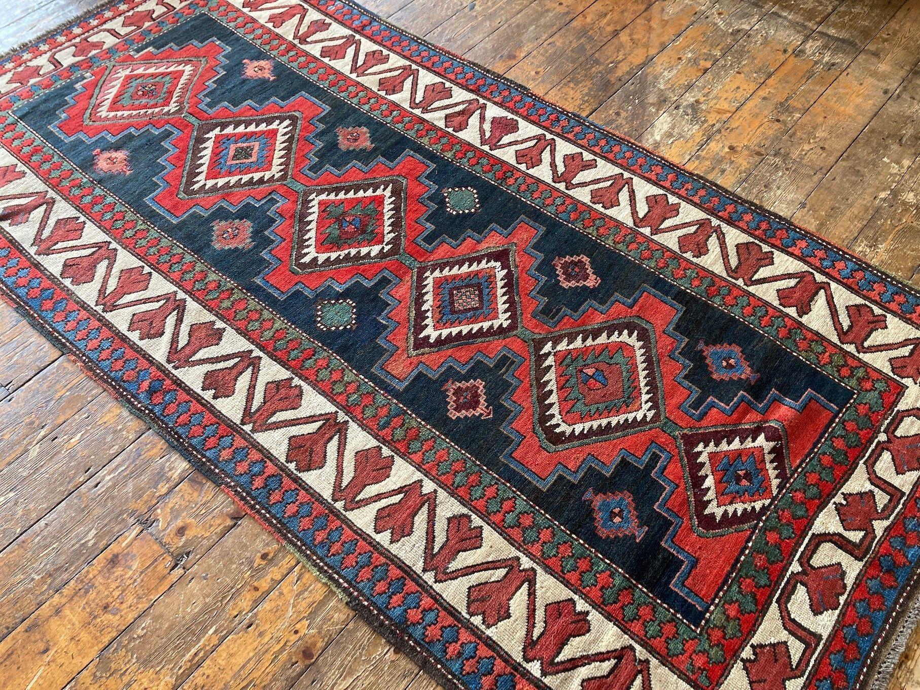 Antiker kaukasischer Kazak-Teppich 2,34 m x 1,18 m (Spätes 19. Jahrhundert) im Angebot