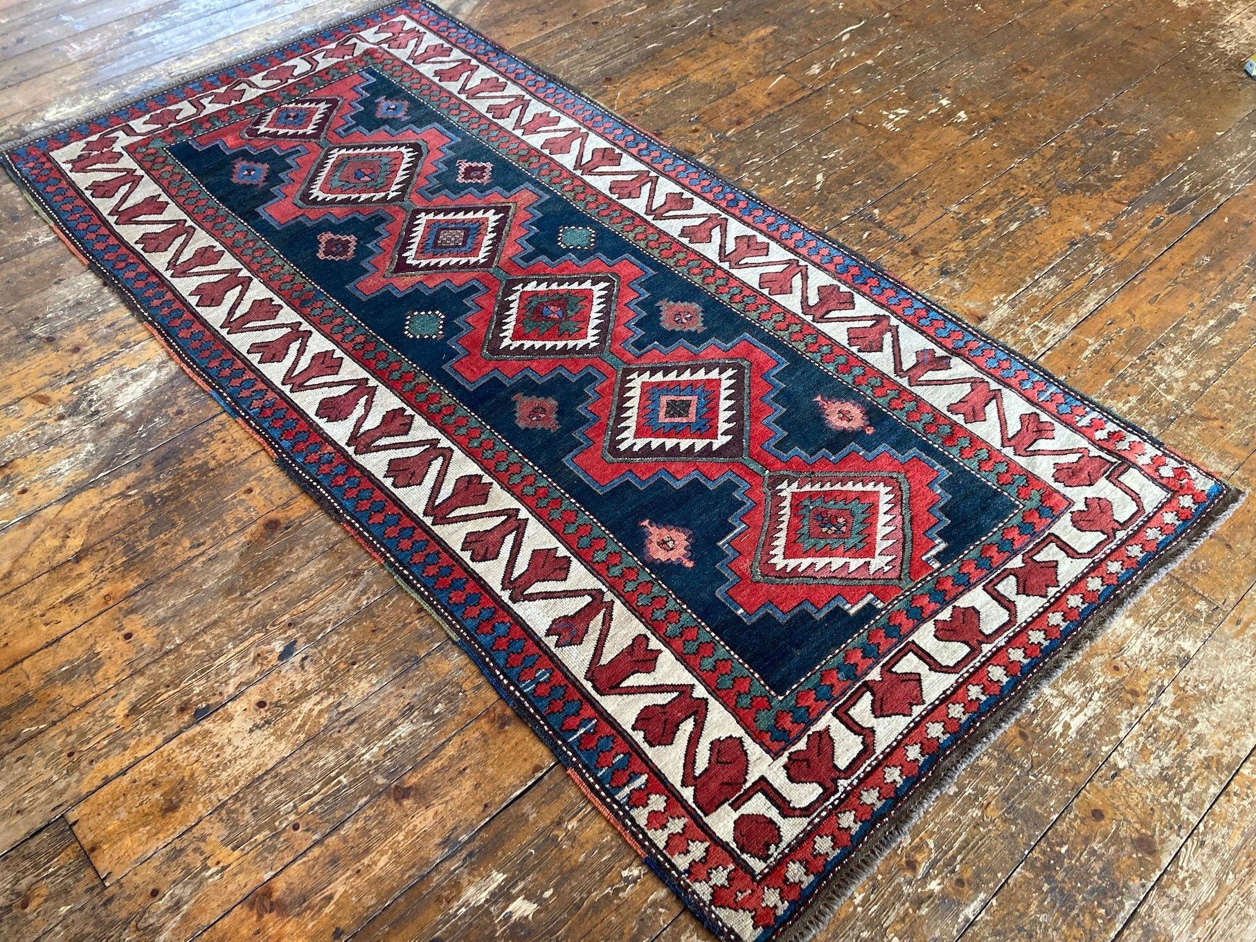 Antiker kaukasischer Kazak-Teppich 2,34 m x 1,18 m (Wolle) im Angebot