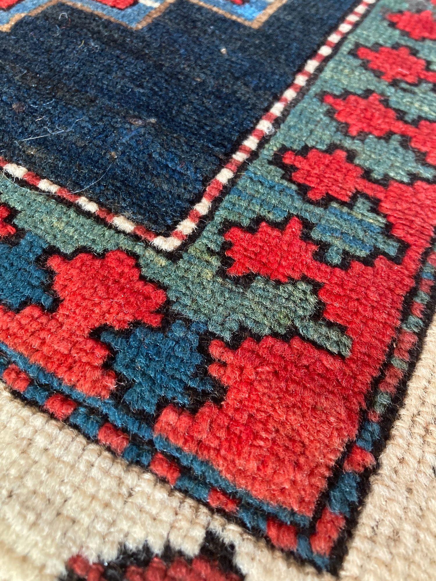 Antiker kaukasischer Kazak-Teppich 2,34 m x 1,18 m im Angebot 4