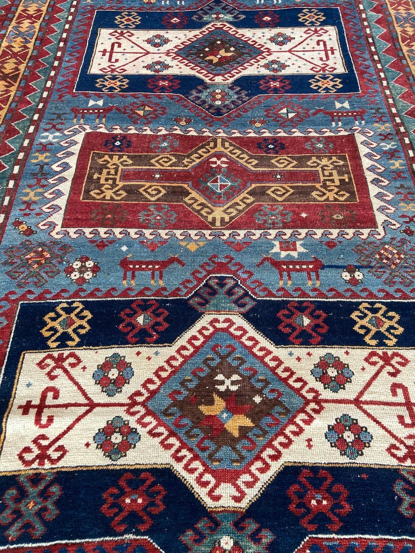 Ancien tapis caucasien Kazak 2.43m x 1.62m en vente 2