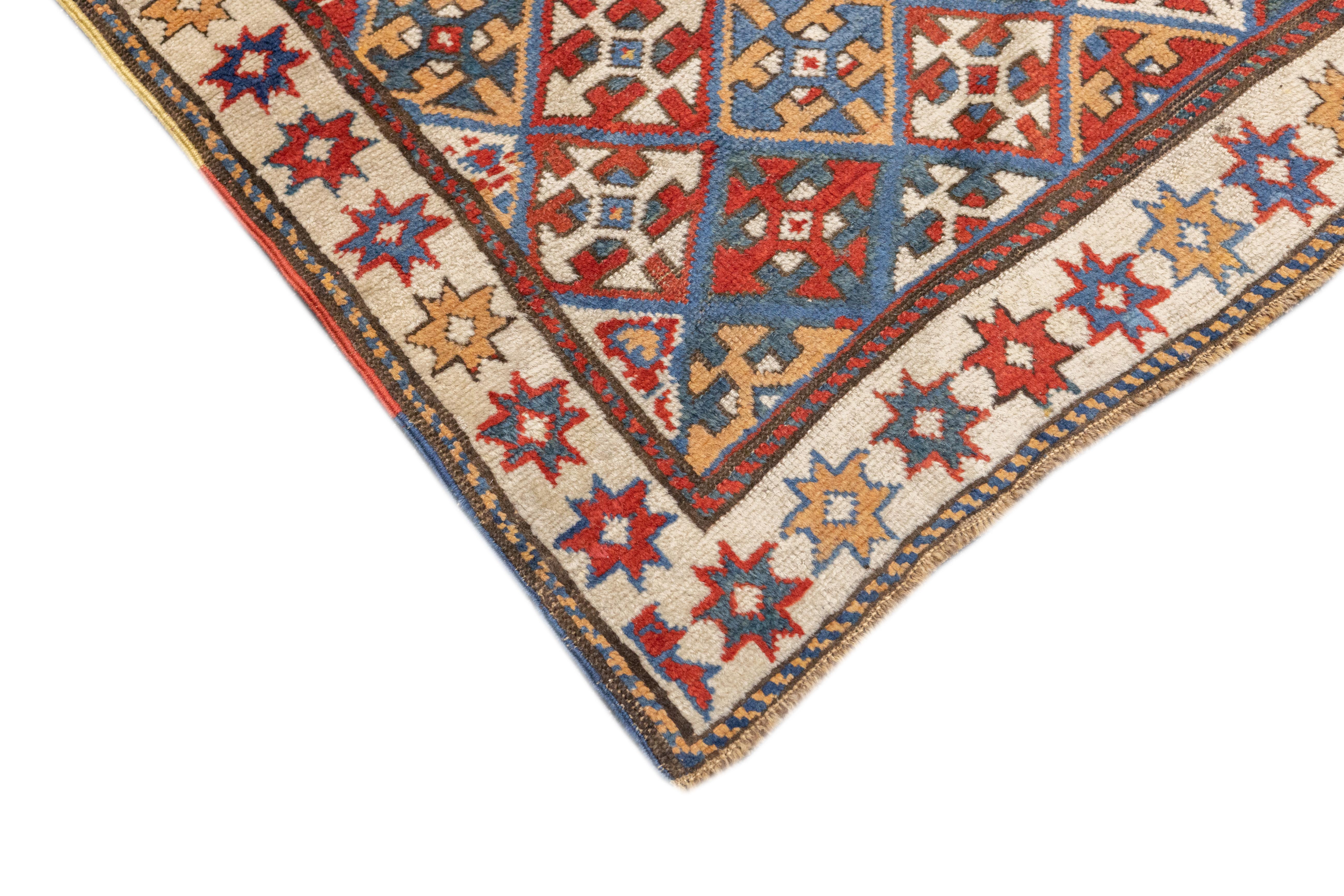 Antiker kaukasischer Kazak-Teppich 3'9'' x 7'2'' (Kaukasisch) im Angebot