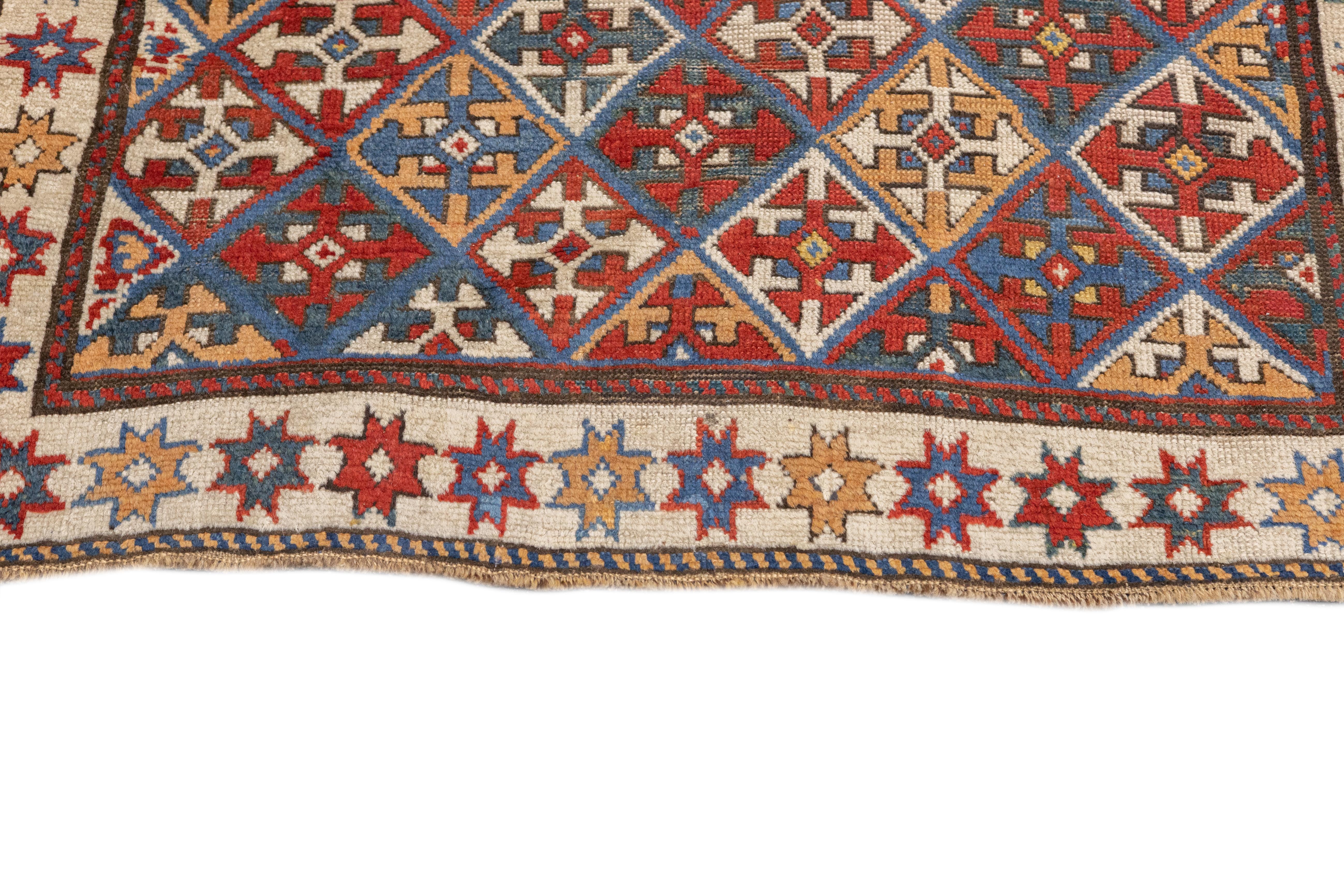 Antiker kaukasischer Kazak-Teppich 3'9'' x 7'2'' (Handgeknüpft) im Angebot