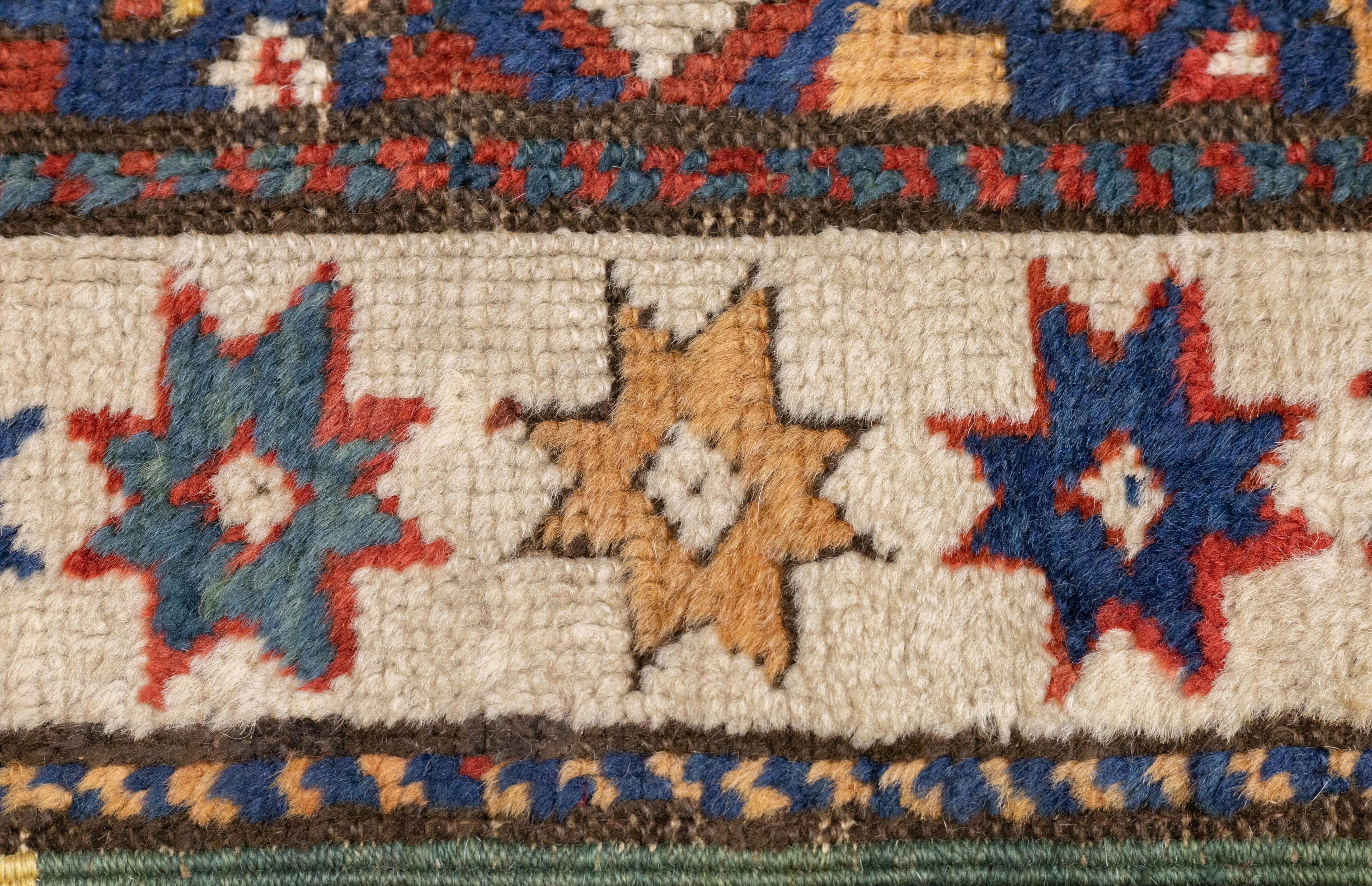 Antiker kaukasischer Kazak-Teppich 3'9'' x 7'2'' (19. Jahrhundert) im Angebot