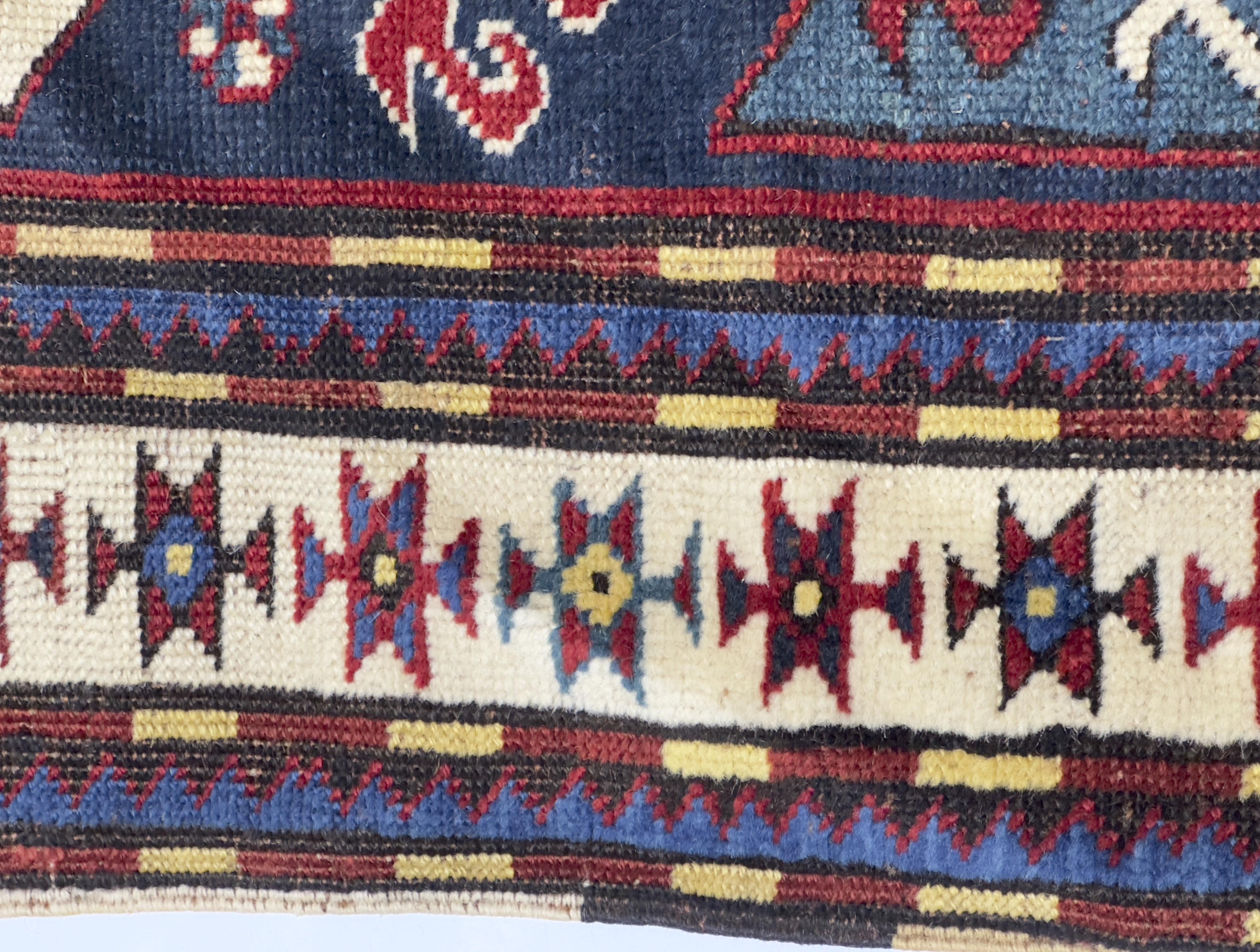 Annodato a mano Tappeto caucasico antico Kazak 4'4