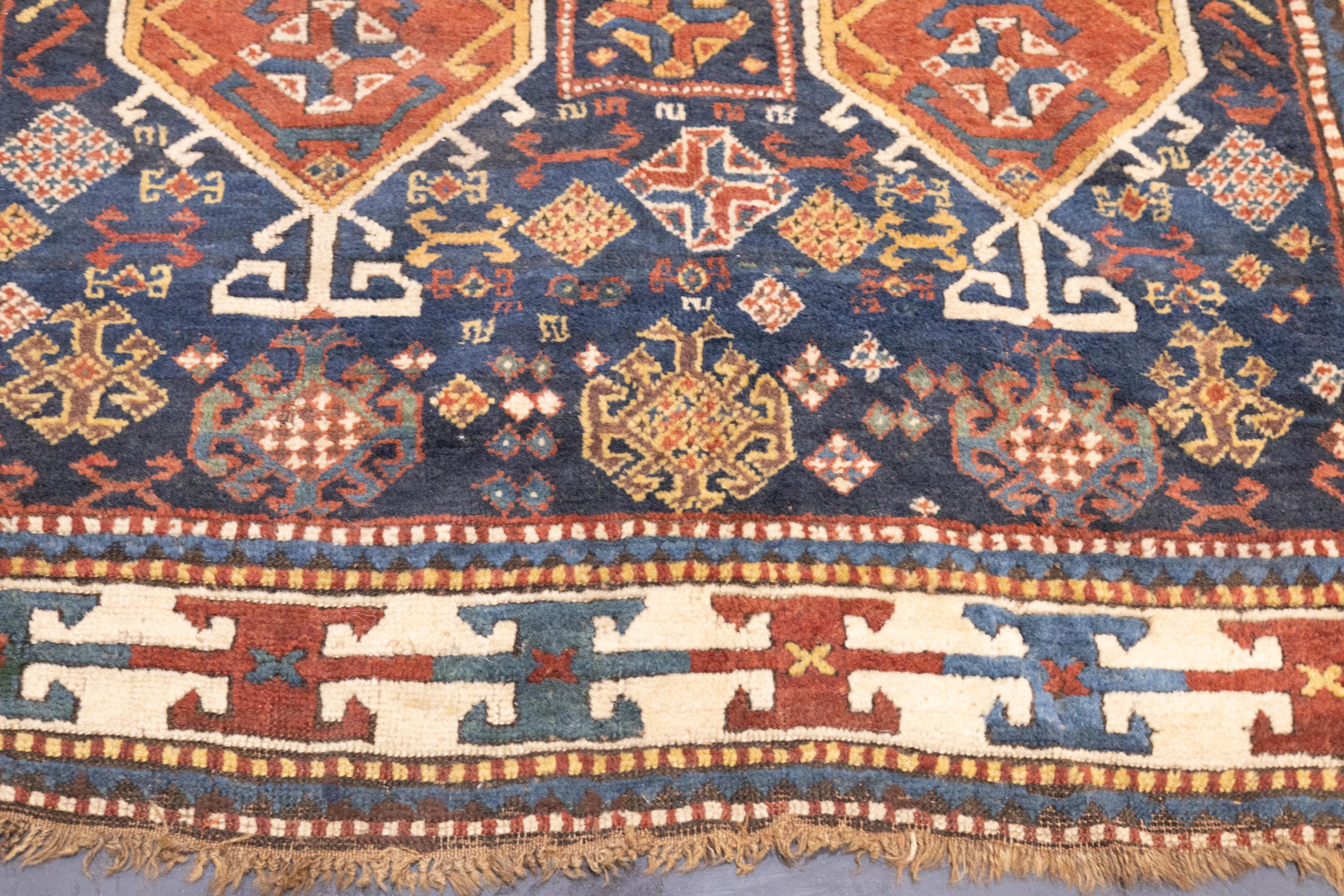Antiker kaukasischer Kazak-Teppich 4'4'' x 8'0