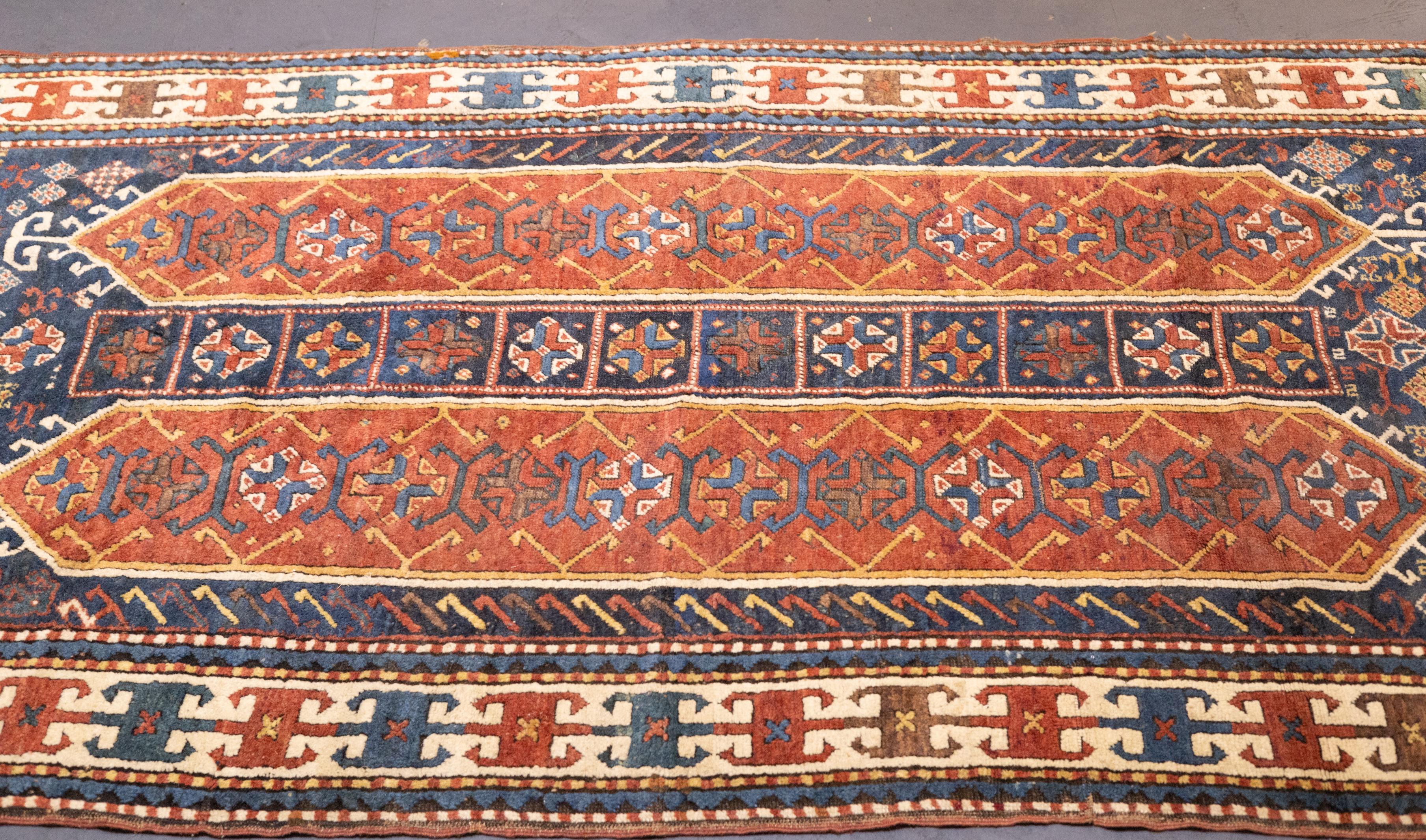 Antiker kaukasischer Kazak-Teppich 4'4'' x 8'0