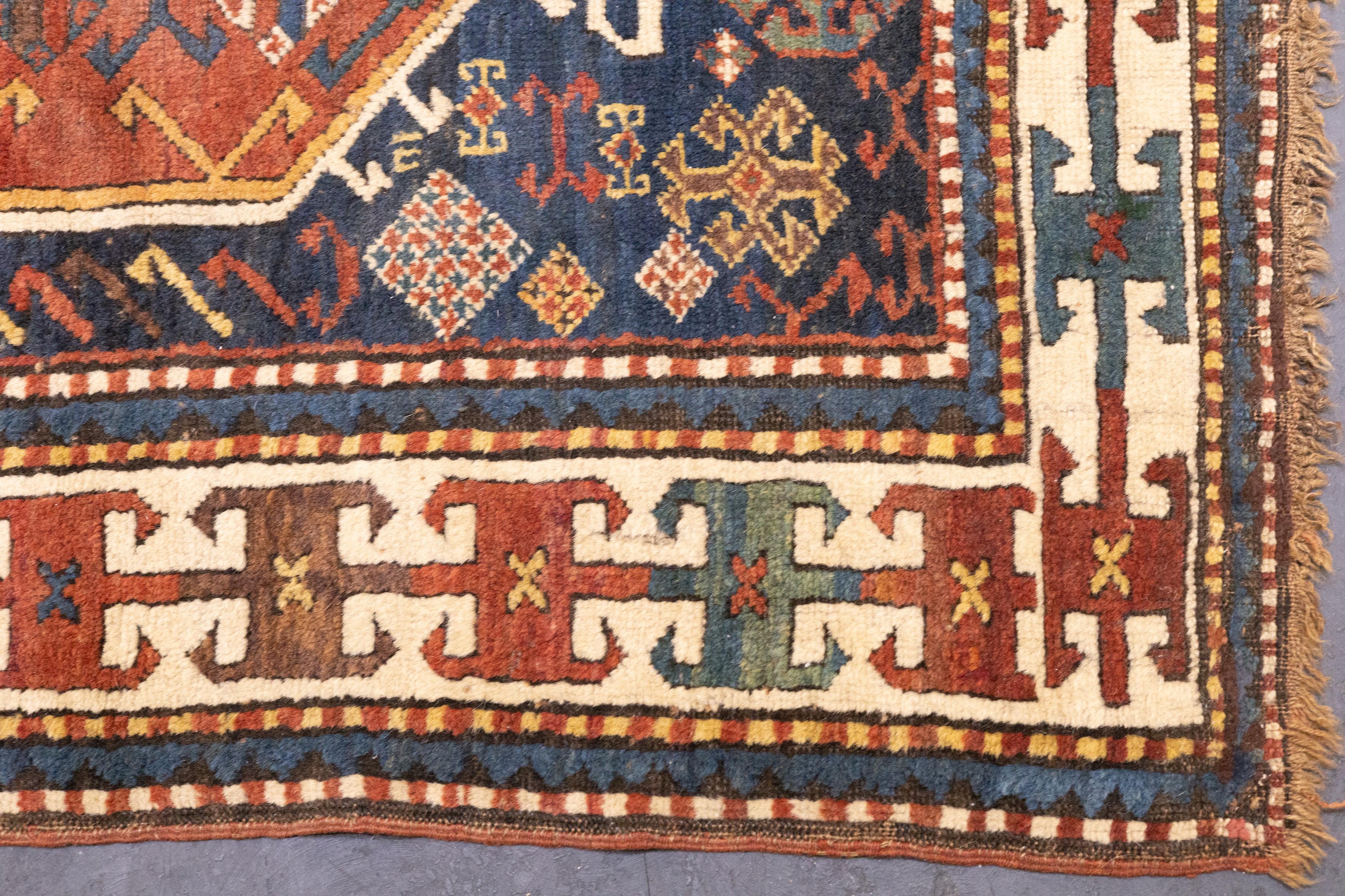 Antiker kaukasischer Kazak-Teppich 4'4'' x 8'0